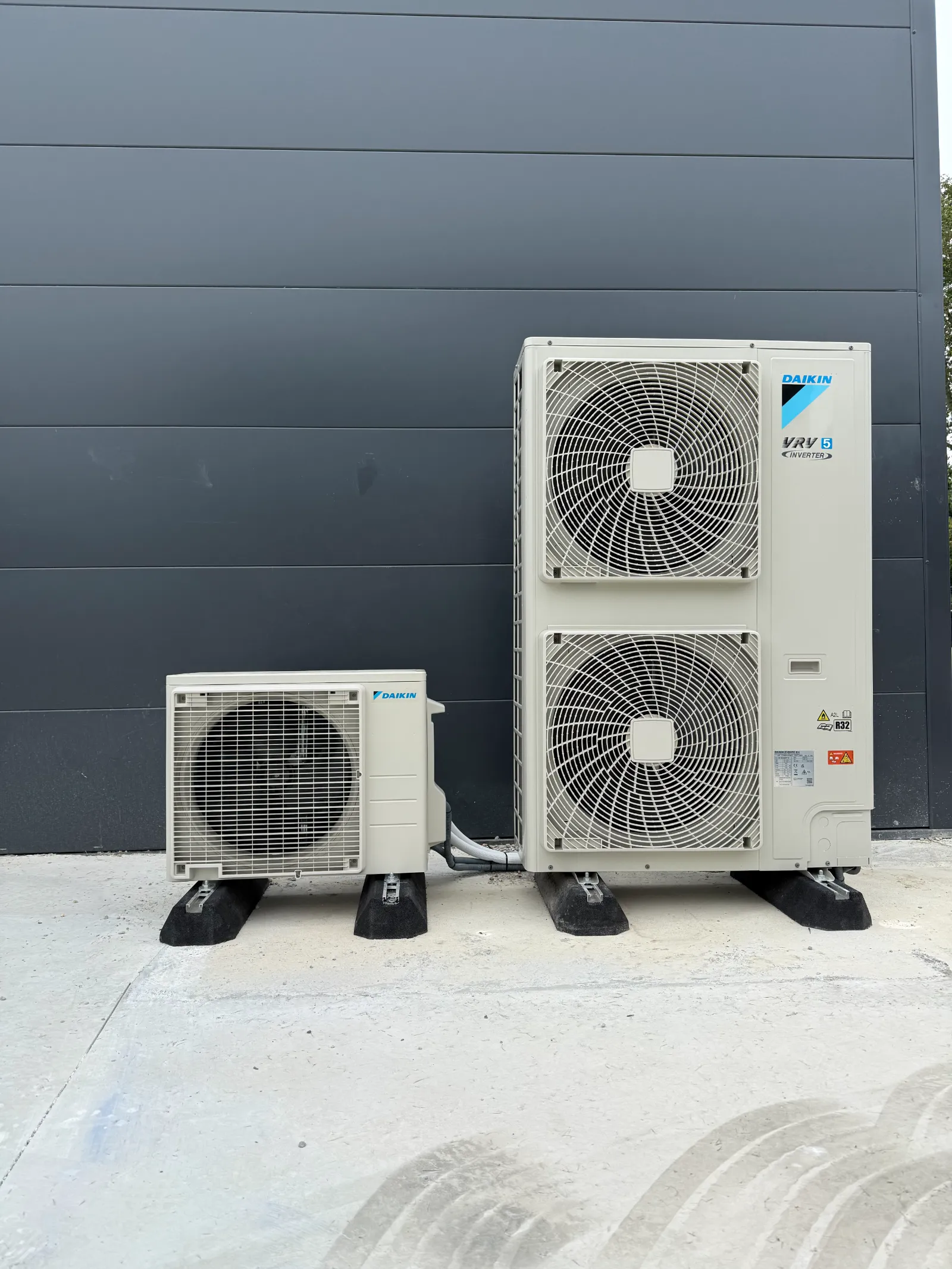 Unités extérieures climatisation installées sur plots anti-vibratoires