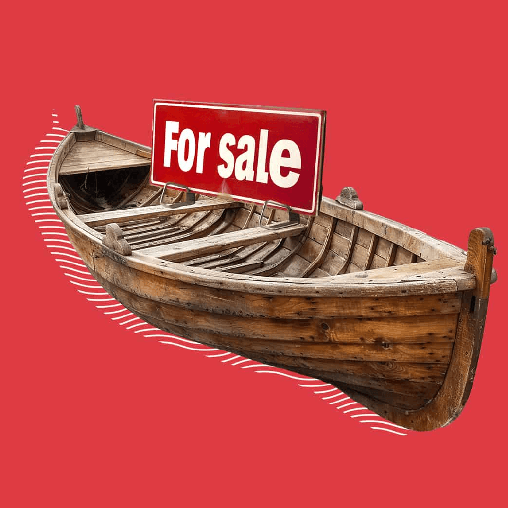 Bote de madera en venta con fondo rojo.