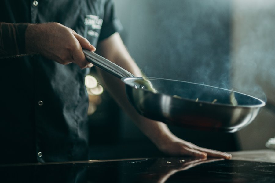 Girare la frittata facendola saltare