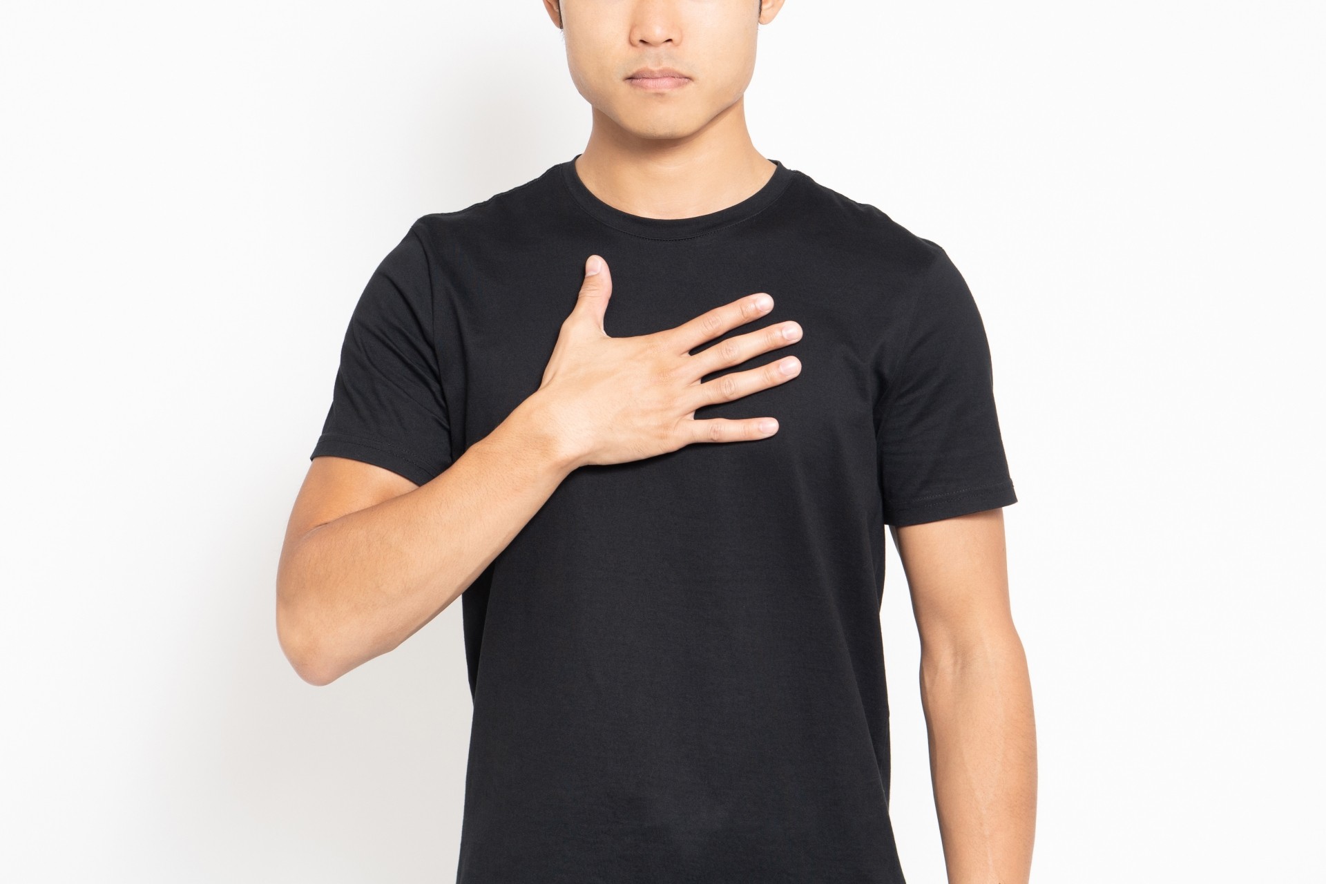 ヒカルが告白した「女性化乳房症」とは?男性の胸が膨らむ原因・症状・治療を専門医が解説