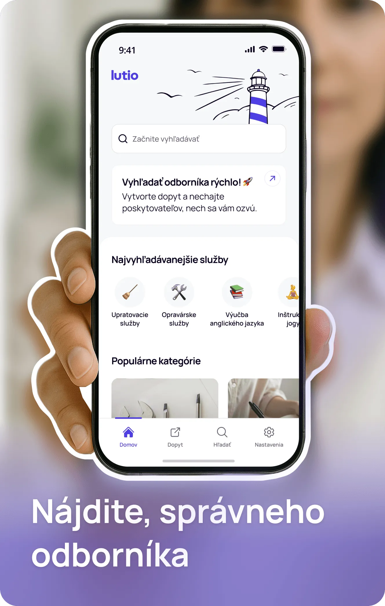 Žena držiaca mobil. Na displeji mobilu je hlavná obrazovka aplikácie Lutio. V Lutio si môžu zákazníci rýchlo a jednoducho nájsť svojho odborníka. Na displeji sa zobrazujú aj najvyhľadávanejšie služby ako napríklad upratovacie služby, opravárske služby, výučba andlického jazyka a mnohé ďalšie