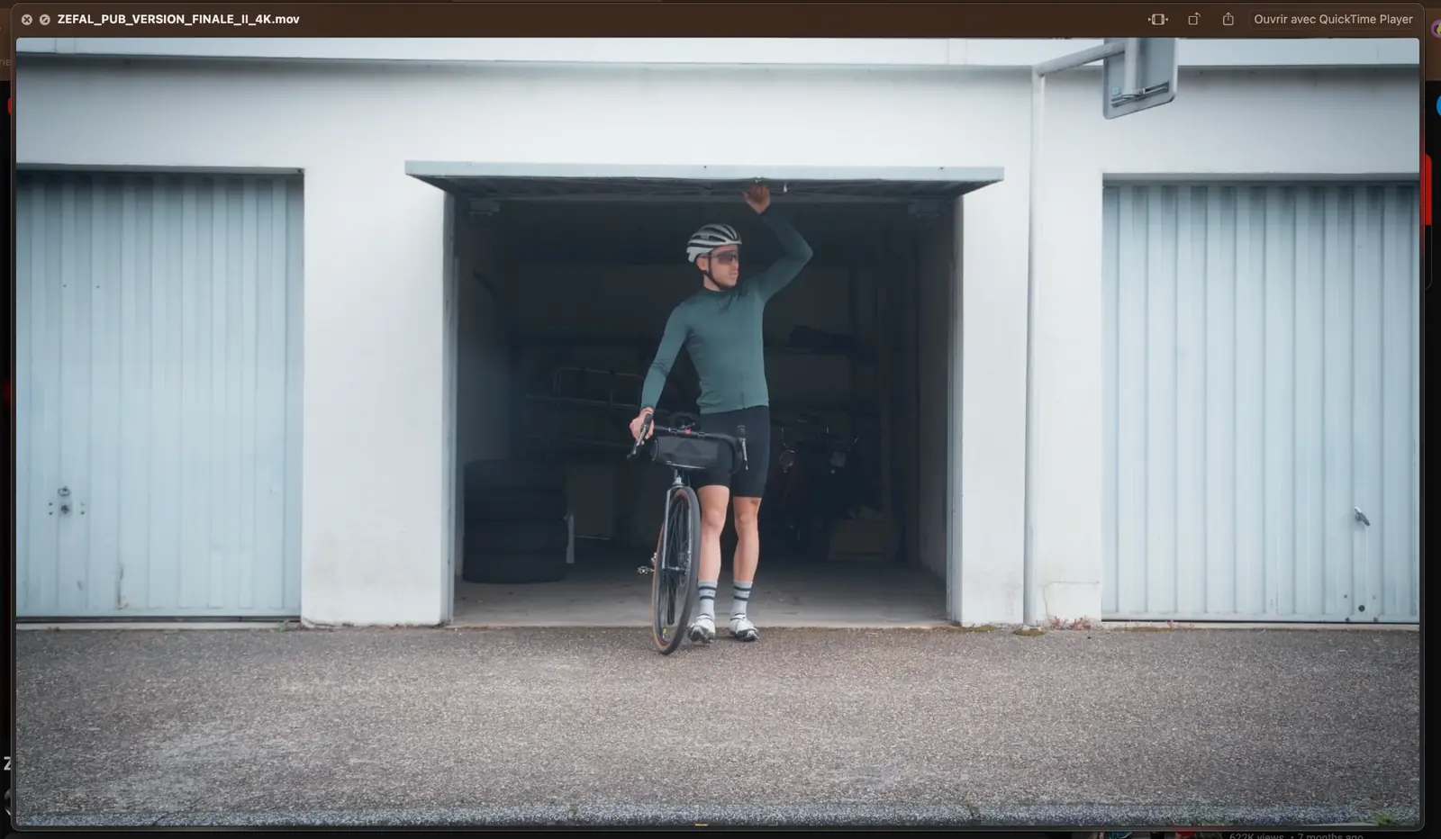 Extrait vidéo youtube cycliste sortant de son garage.