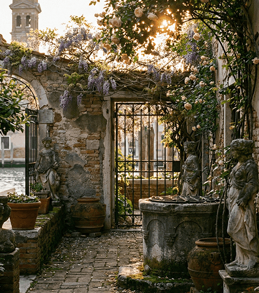 узкий канал Венеции без людей, hidden Venice