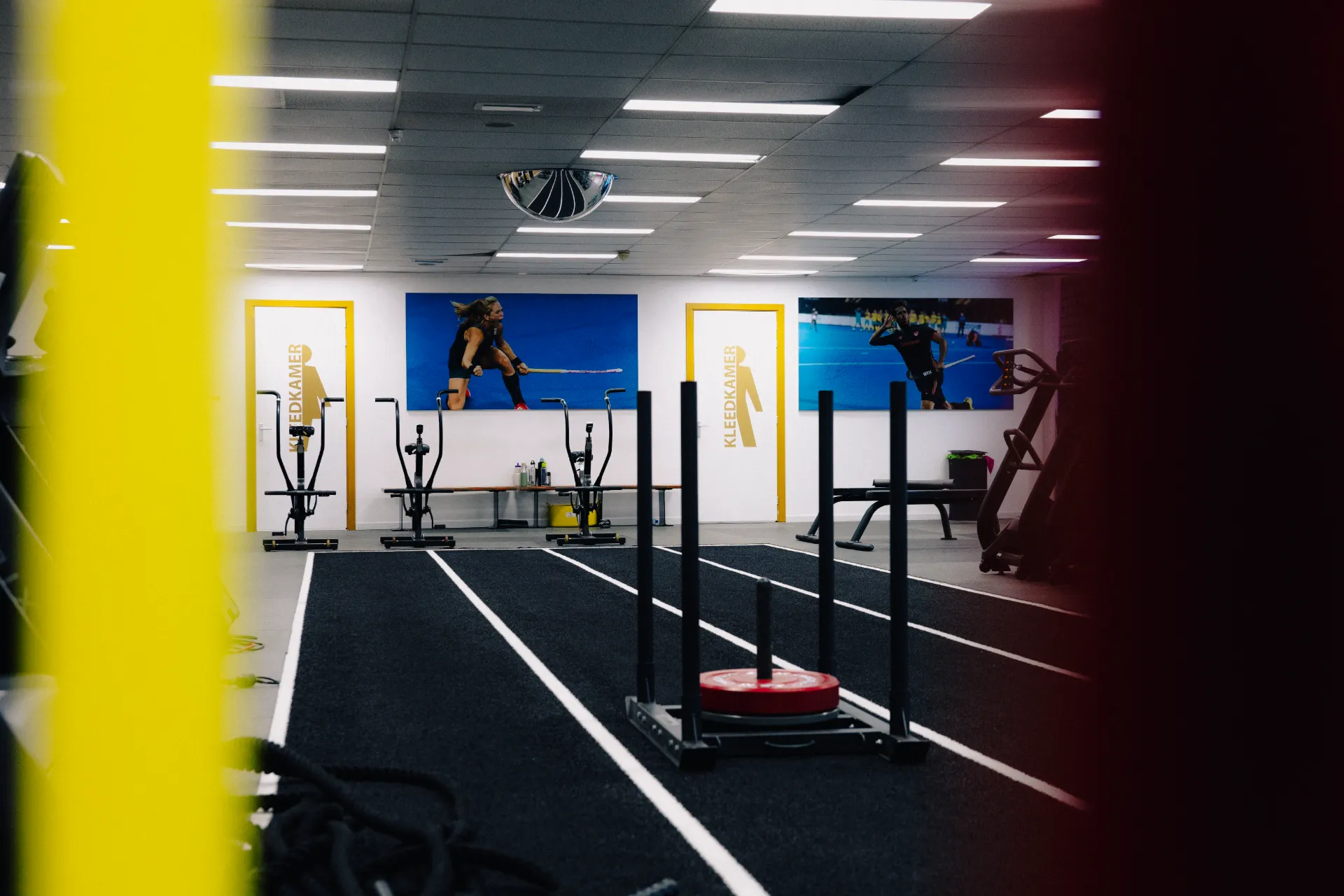 Sporter duwt een prowler over de rode baan