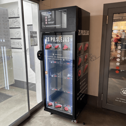 ZS PILSLEJAS steiku tirdzniecības automāts ar WEIMI ledusskapi Āgenskalna tirgū, Rīgā