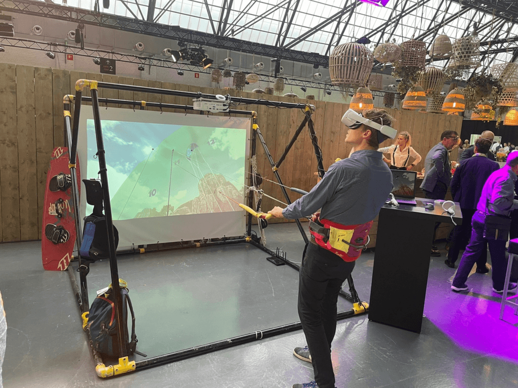 Persoon speelt de KiteSim simultor op een beurs