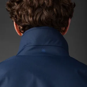 Dans le lookbook de la marque Danoise Another Aspect, le mannequin porte un costume gris et une chemise blanche