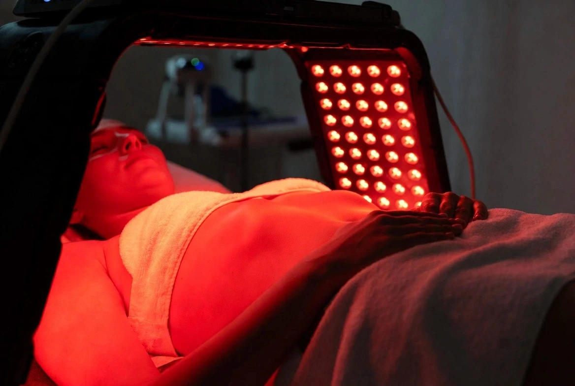 Red light therapy explained: benefits for skin, recovery & wellness. Safe, non-invasive & effective. Visit Sweat&Go in Dubai for your session!