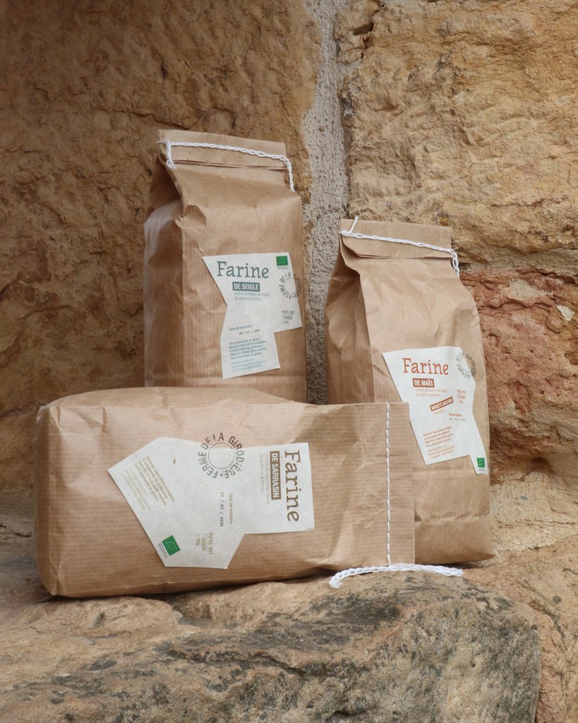 Carte de visite du restaurant Au fil du goût, mettant en avant un design graphique épuré, moderne et élégant. Composition harmonieuse avec typographie claire et identité visuelle cohérente.