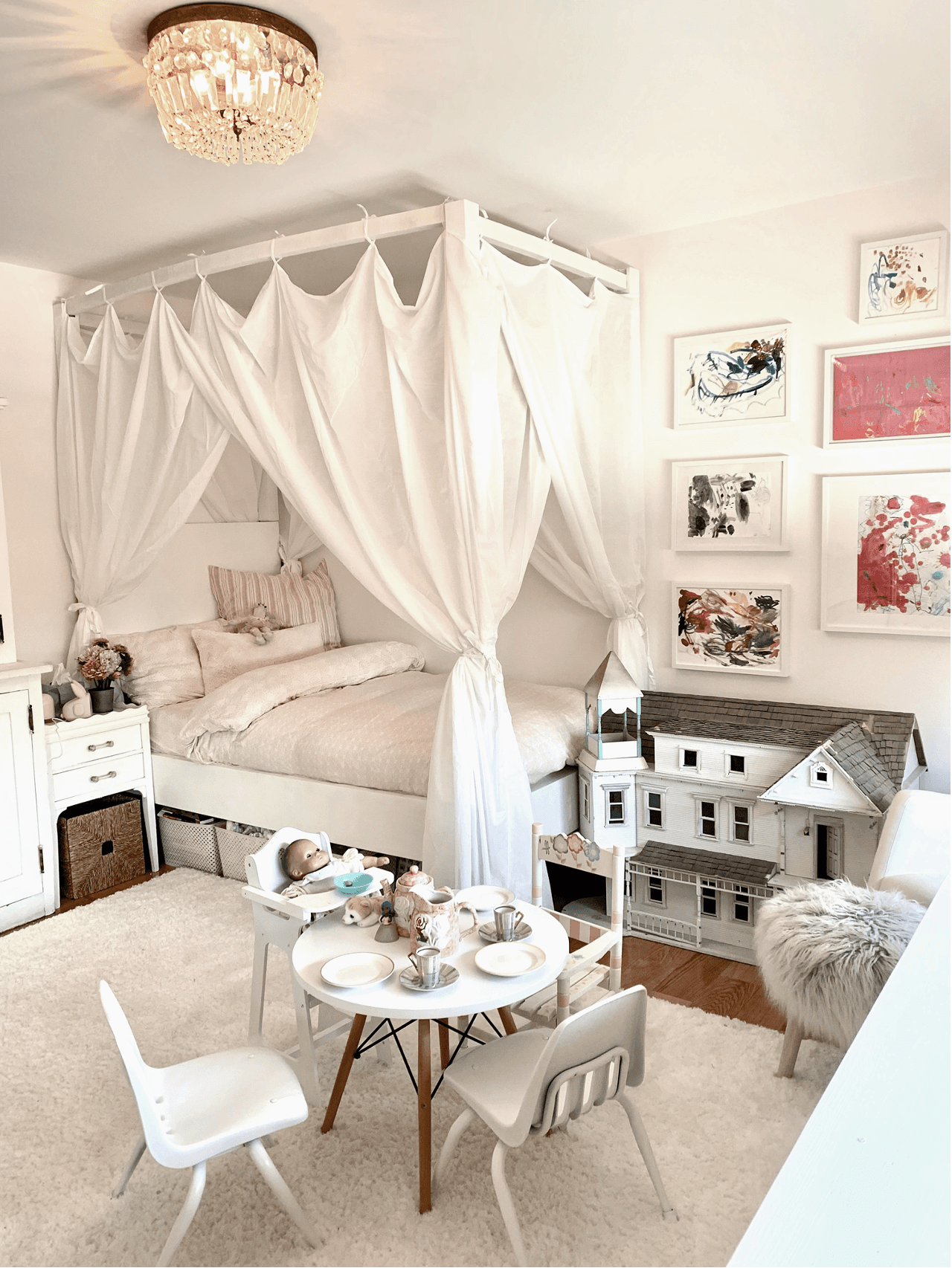 a room filled with lots of tables and chairs