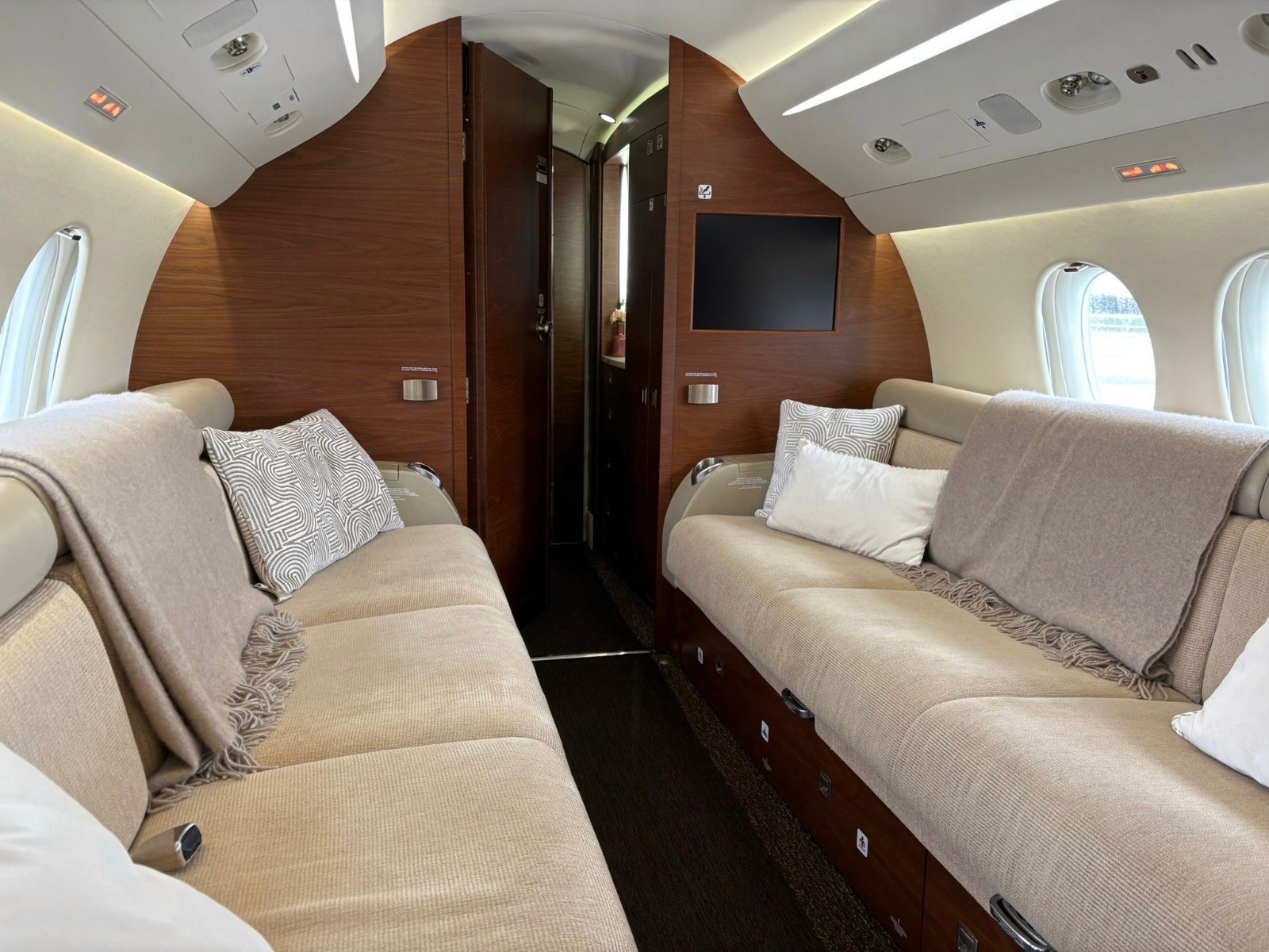 Falcon 7X interior