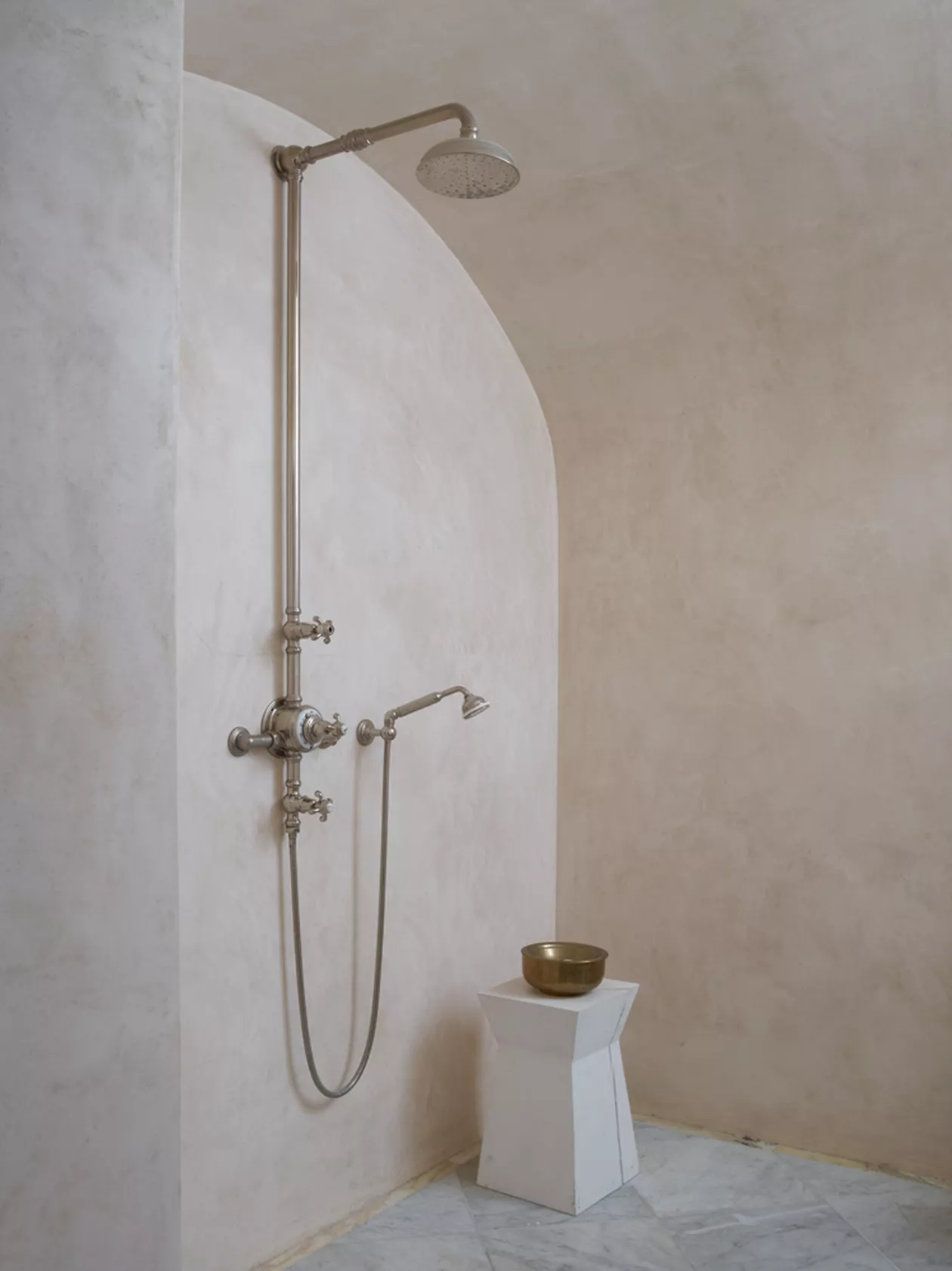 Warm, peachy colored tadelakt shower with stool