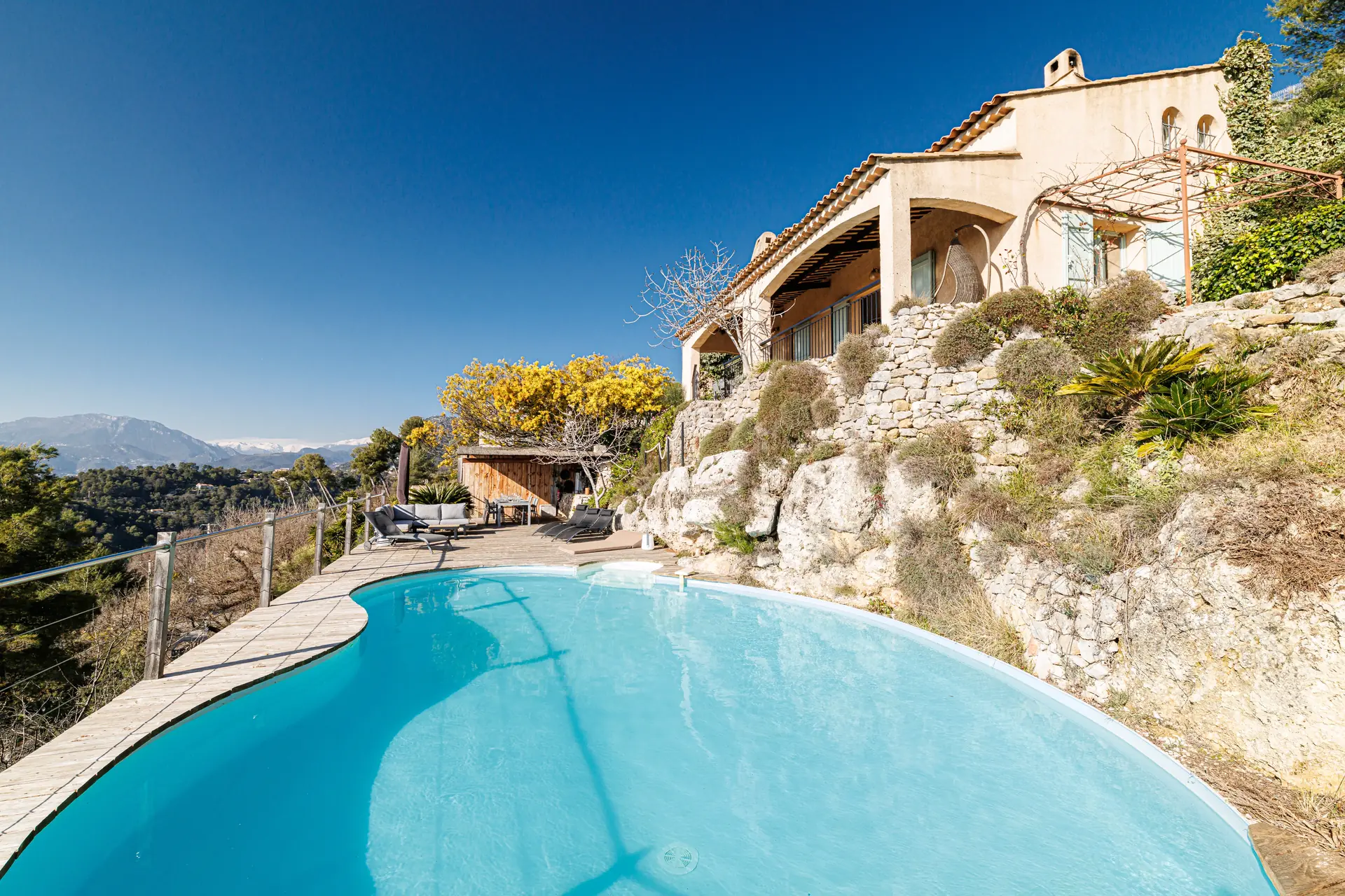 Photographie d'une villa avec piscine