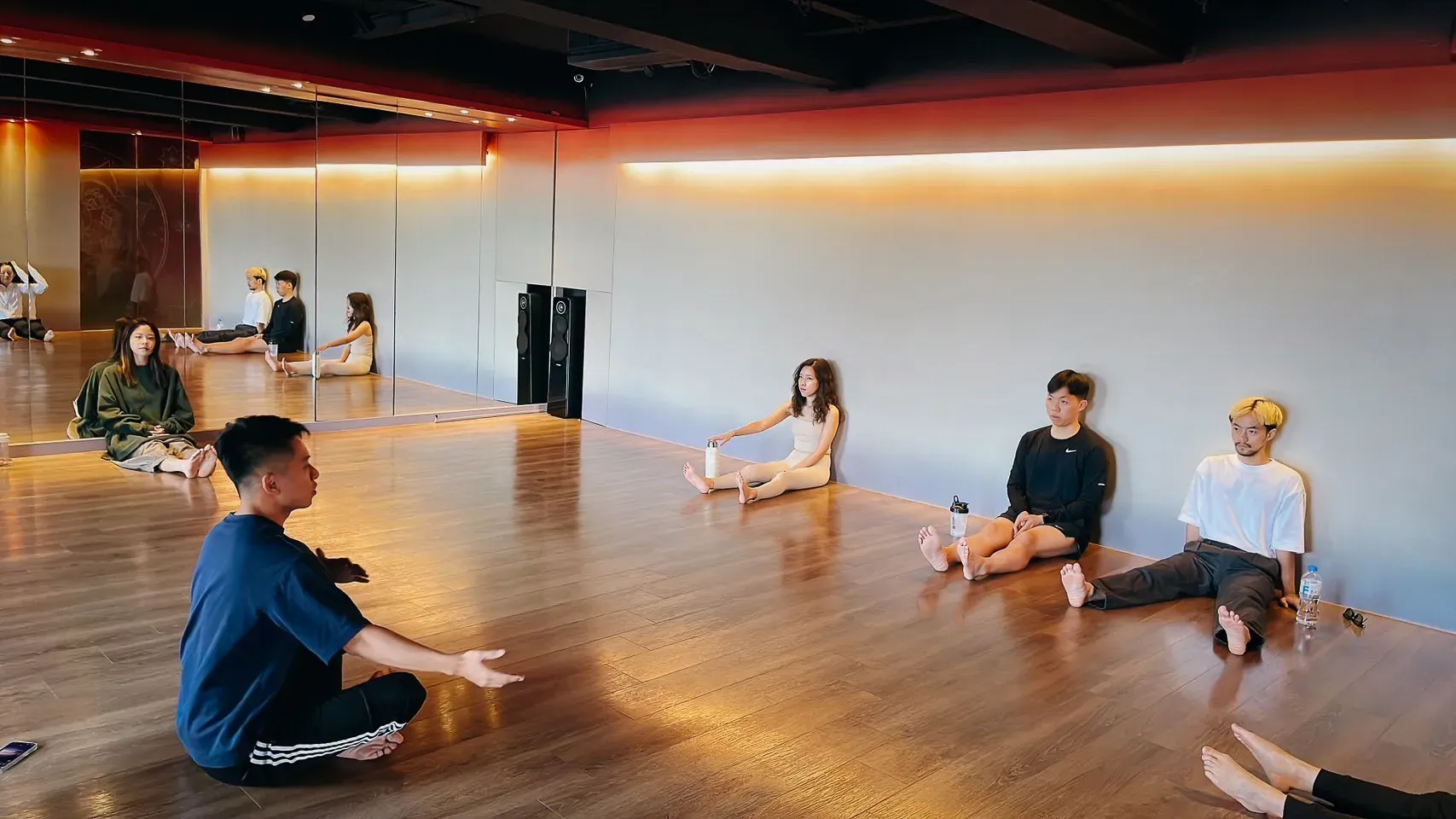 學員在舒適空間參與團體活動,透過引導師的指引,深入體驗身體覺察與靜心課程。