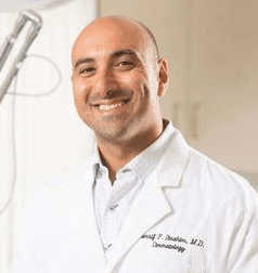 Swap 監修 医師 シェリフ・イブラヒム MD PhD FAAD マサチューセッツ工科大学卒業 助教授 皮膚科学 ロチェスター大学 笑顔 白衣 ポートレート