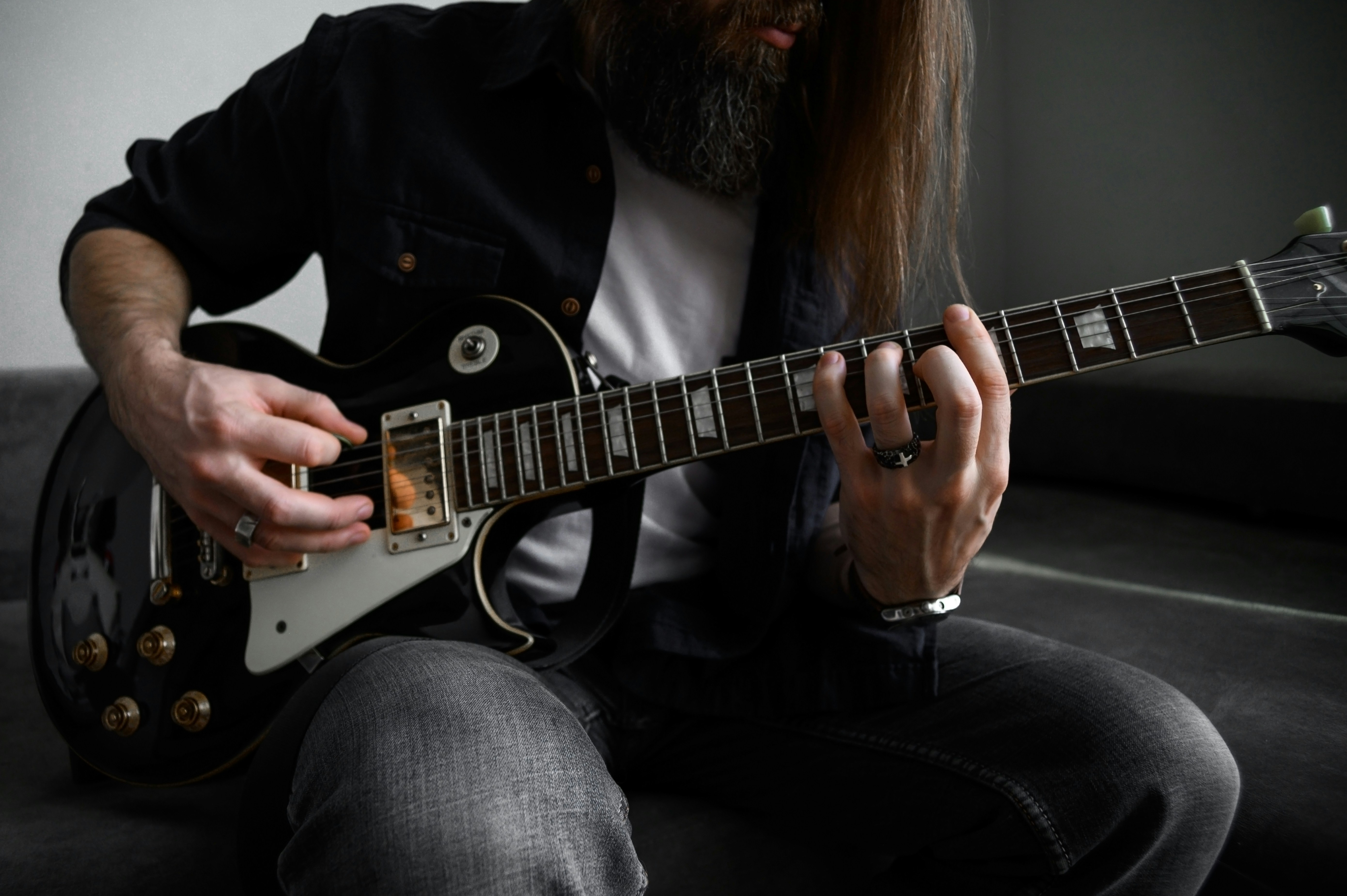 Man fretting a guitar