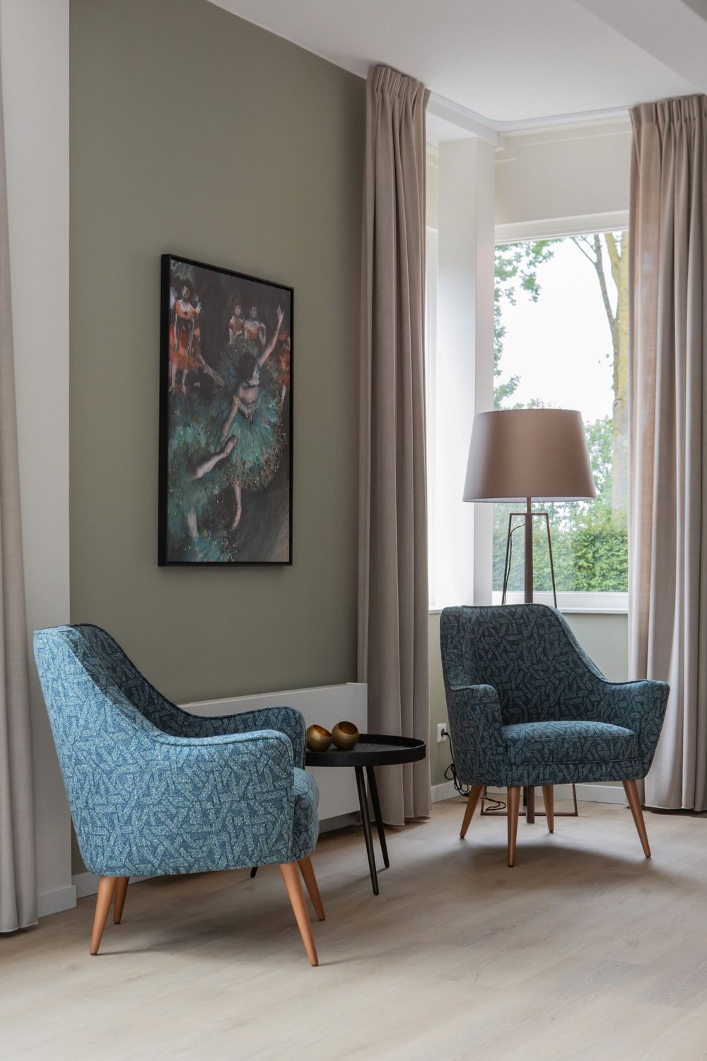 zitje blauwe stoelen patroon, groene muren en oude meester