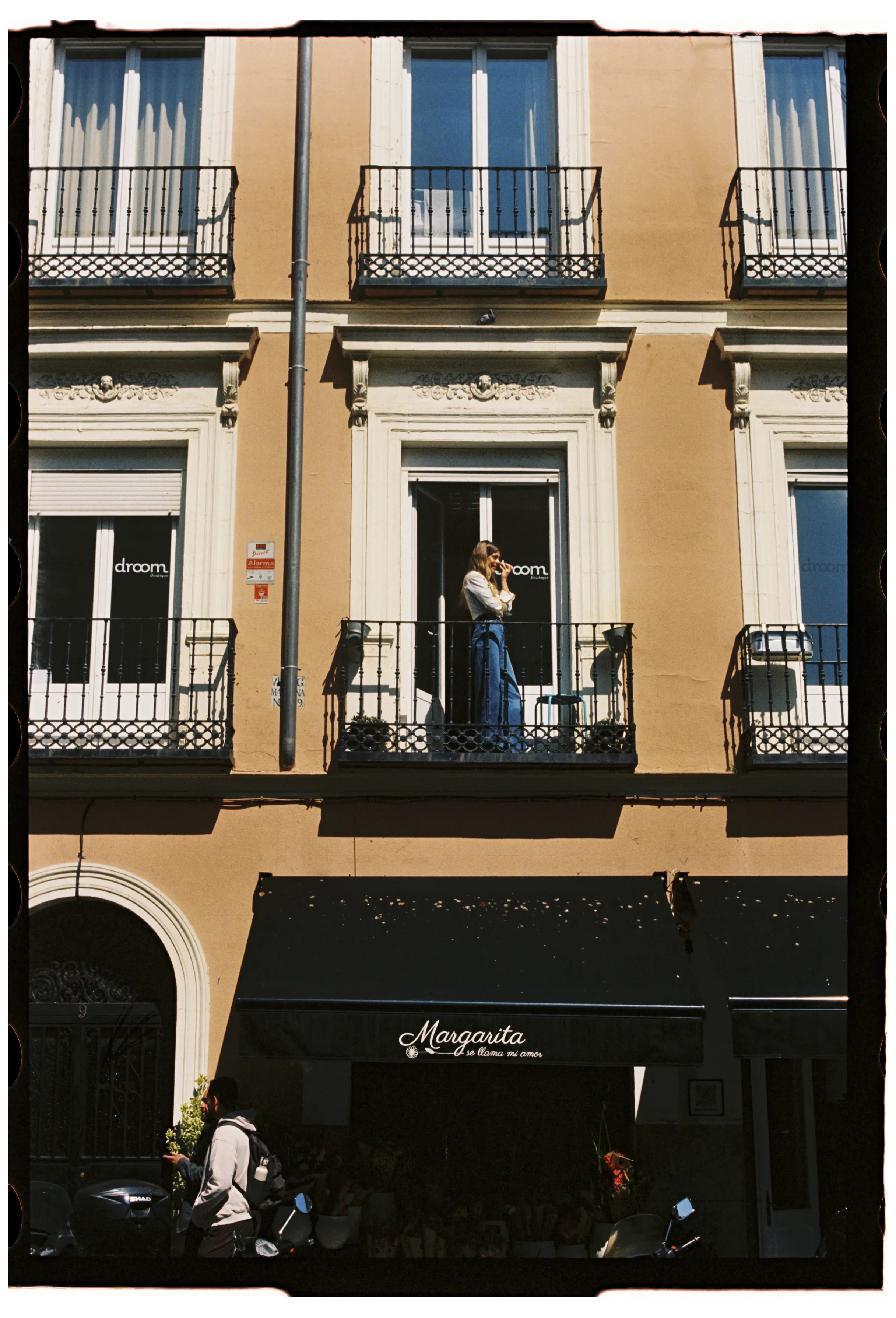 fachada madrileña con chica asomada al balcon