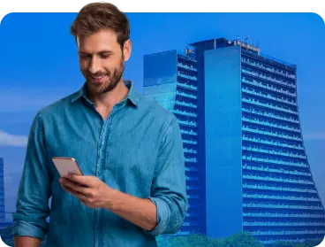 Homem usando celular com cidade de Porto Alegre ao fundo