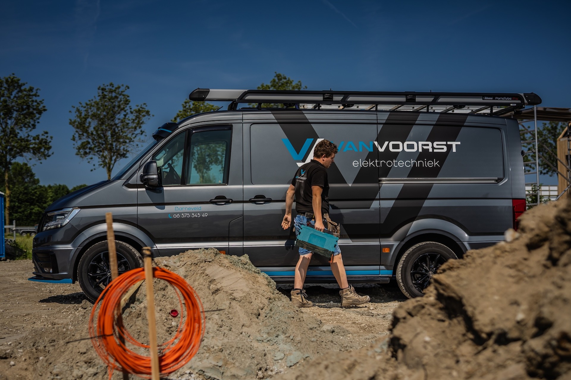 Reinard van Van Voorst elektrotechniek buiten met werkbus en gereedschap