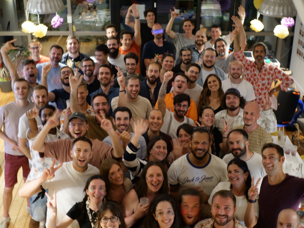 grand groupe de personne en train de fêter un anniversaire