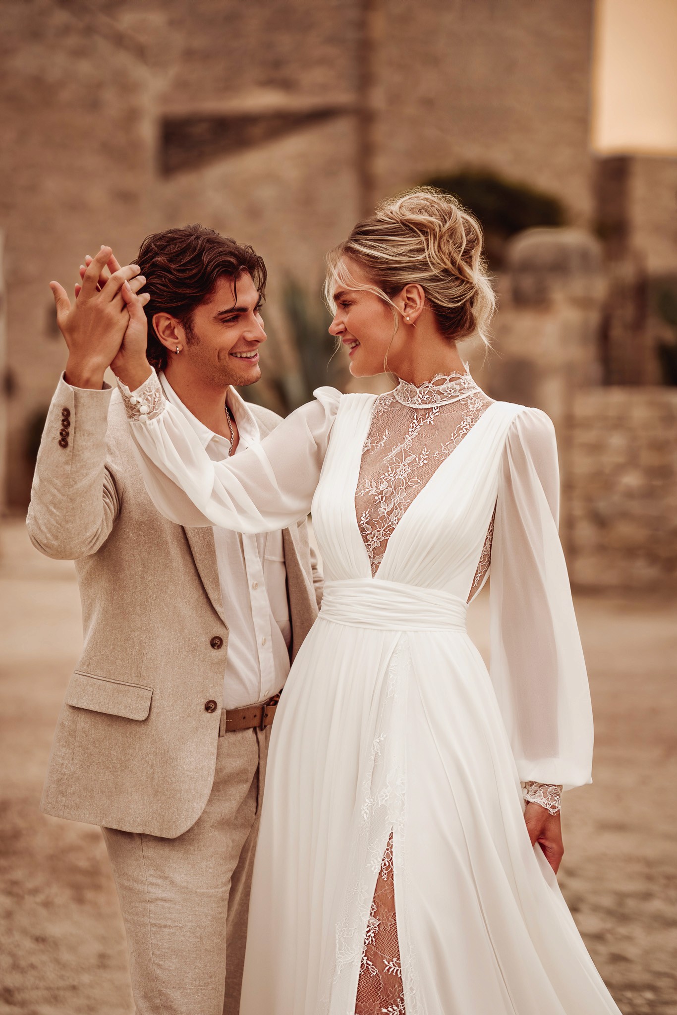 Hochgeschlossenes Brautkleid mit langen Ärmeln und fließendem Rock