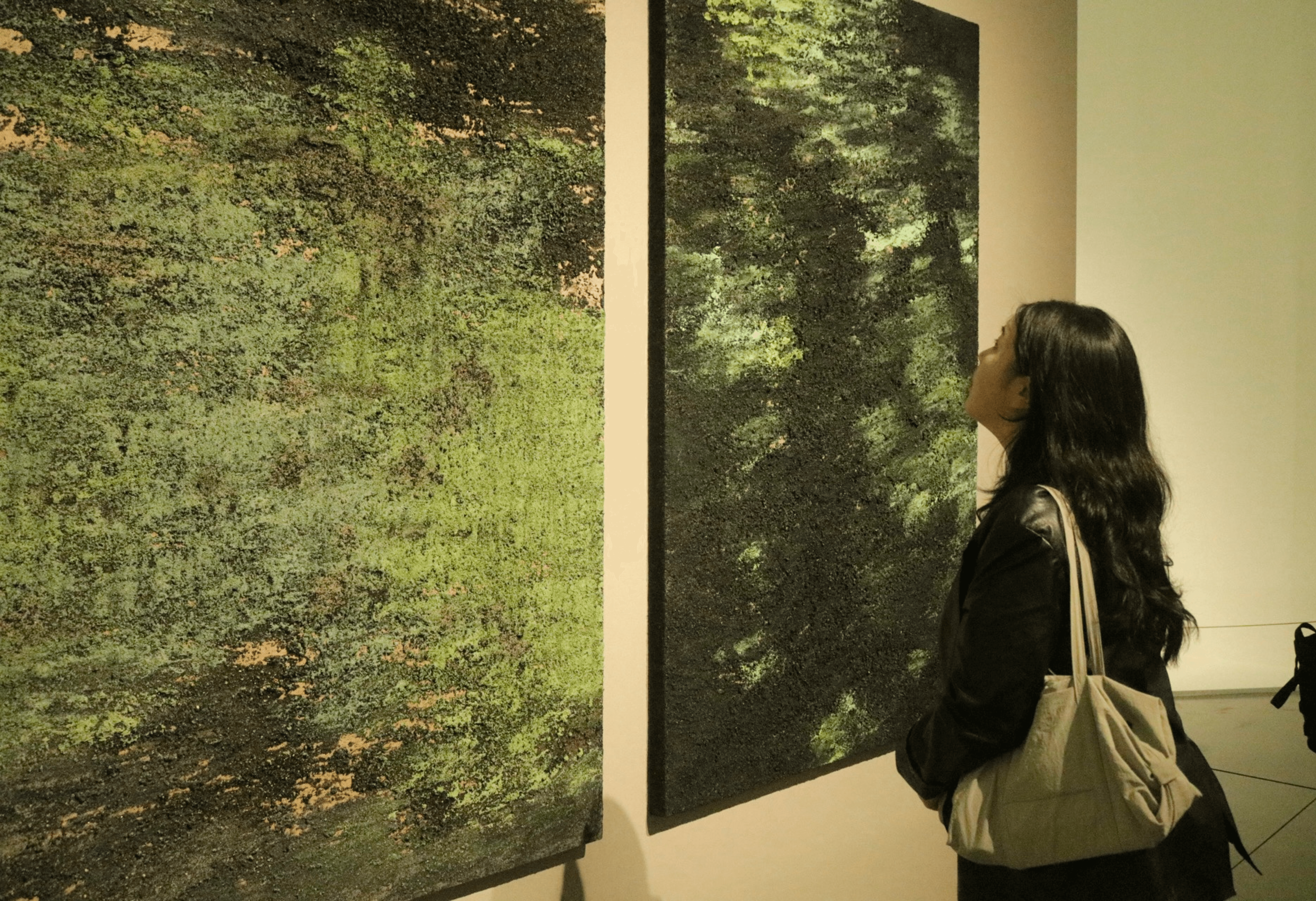 도시에서 순환하는 자연의 다양한 형태 변화를 표현한 미술작품과 이를 감상하는 스베 팀원의 모습