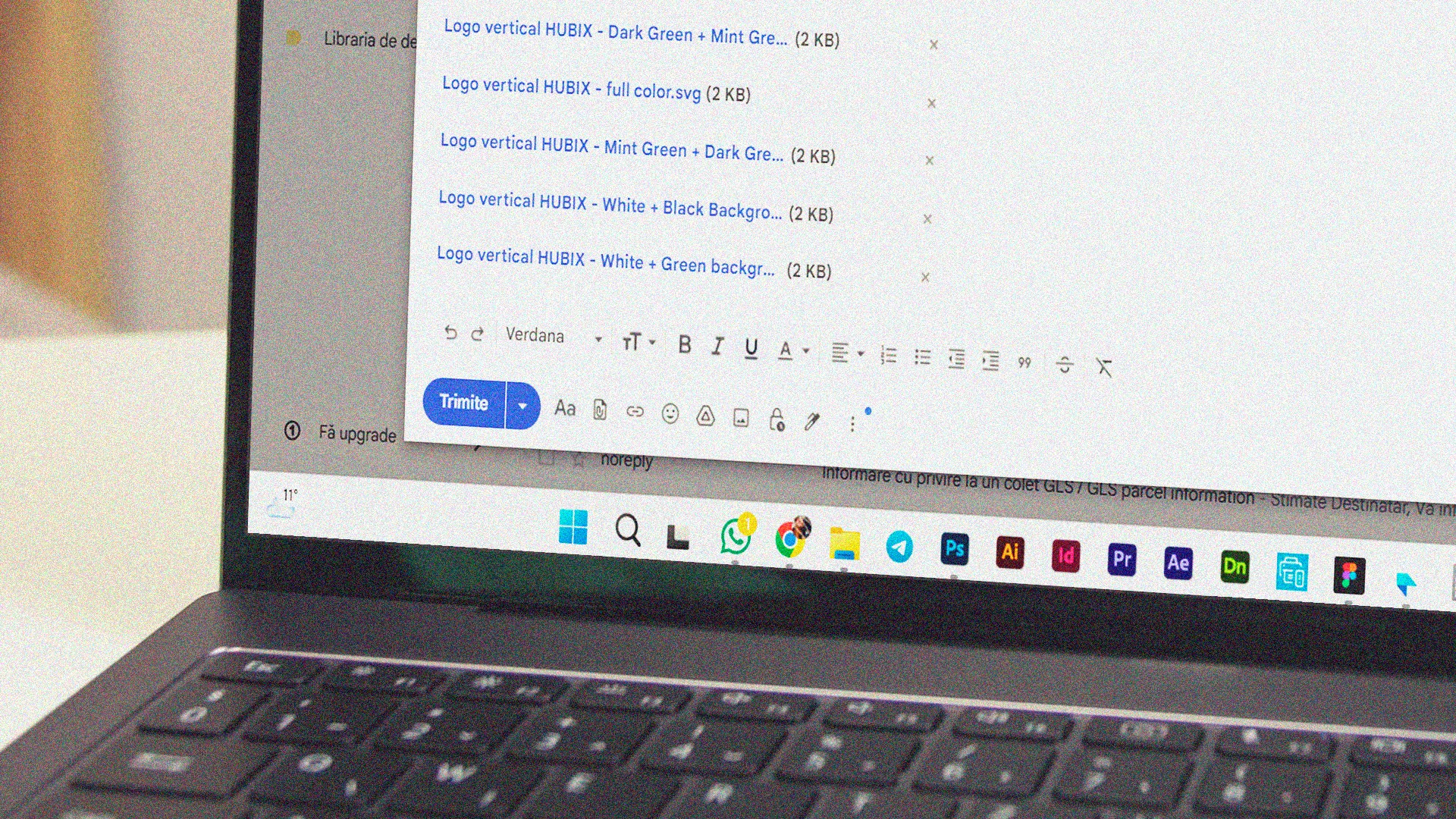 Ecran de laptop cu e-mail pregătit pentru livrarea fișierelor finale ale logo-ului HUBIX.