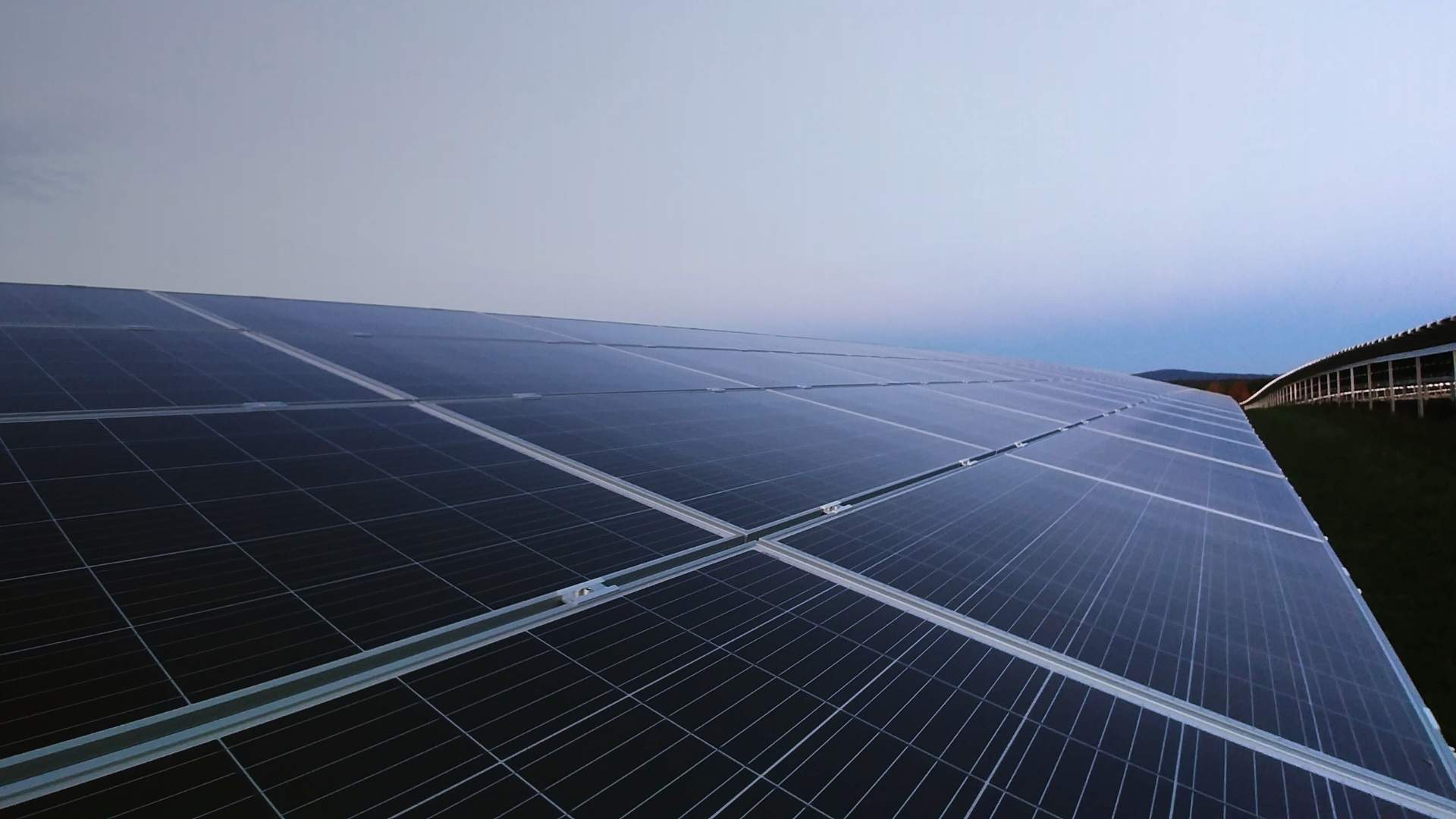 ZOE on suunniteltu energiavaltaisiin kohteisiin, joissa sähkön saatavuus, tehopiikit ja kustannusten hallinta ovat liiketoimintakriittisiä.