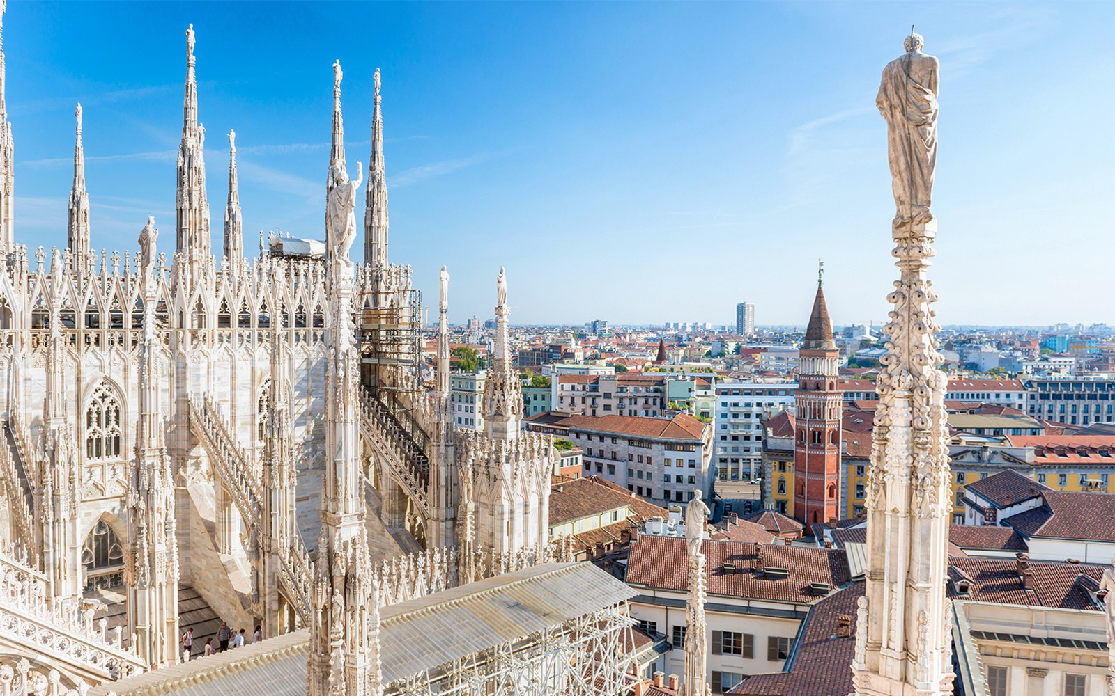 Vista desde la azotea del Duomo de Milán con el paisaje urbano de fondo.