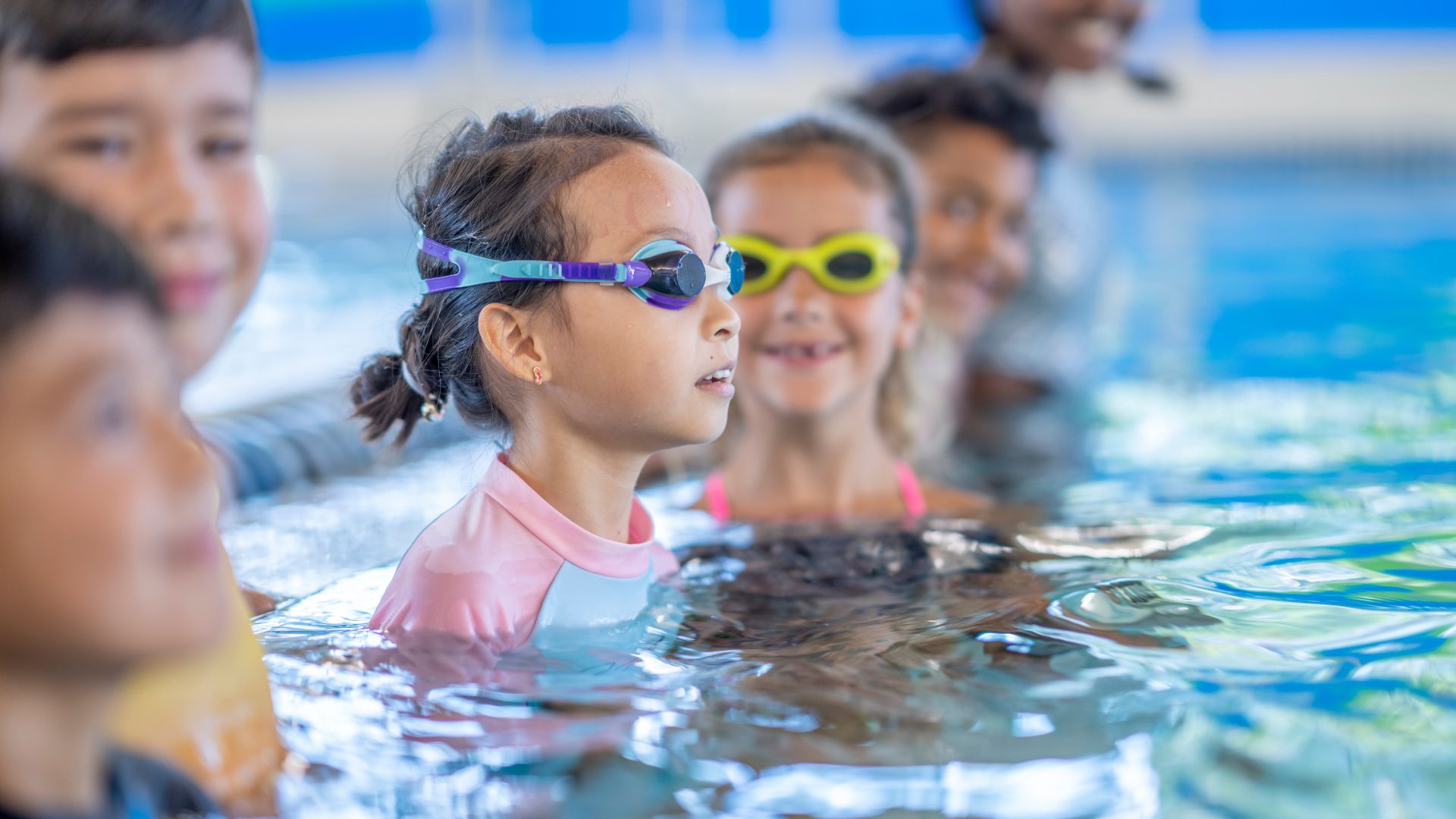 Kinderschwimmkurs im Campusbad Ludwigsburg – Kinder mit Schwimmbrillen im Wasser (Schwimmcampus KIDS)