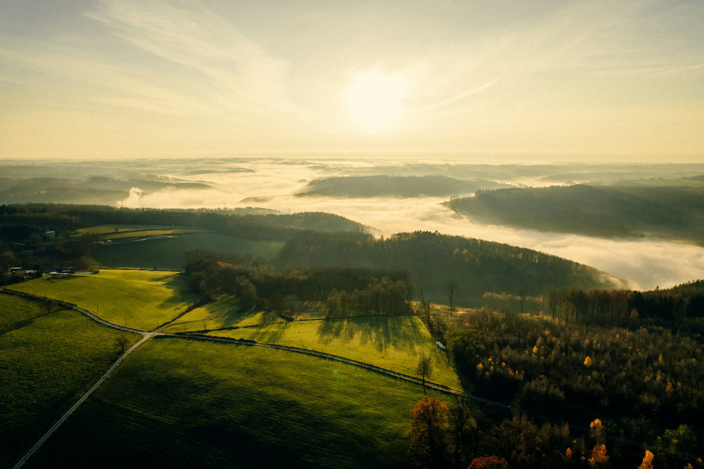 Sauerland, Hügellandschaft mit Talnebel bei Sonnenaufgang