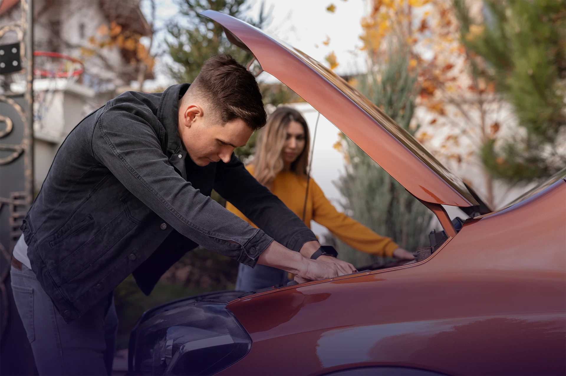 Vérification simple sous le capot d’une voiture dans le cadre de l’entretien automobile à faire soi-même