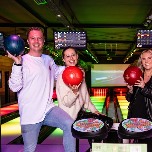 尽情享受美好时光，让保龄球滚动起来……