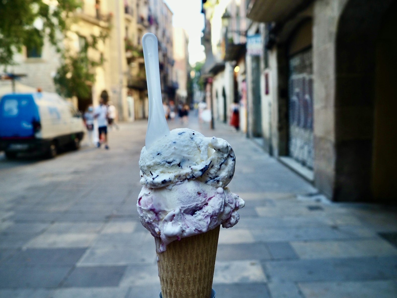 Bola de gelato artesano disfrutado en la calle de Barcelona con fondo borroso