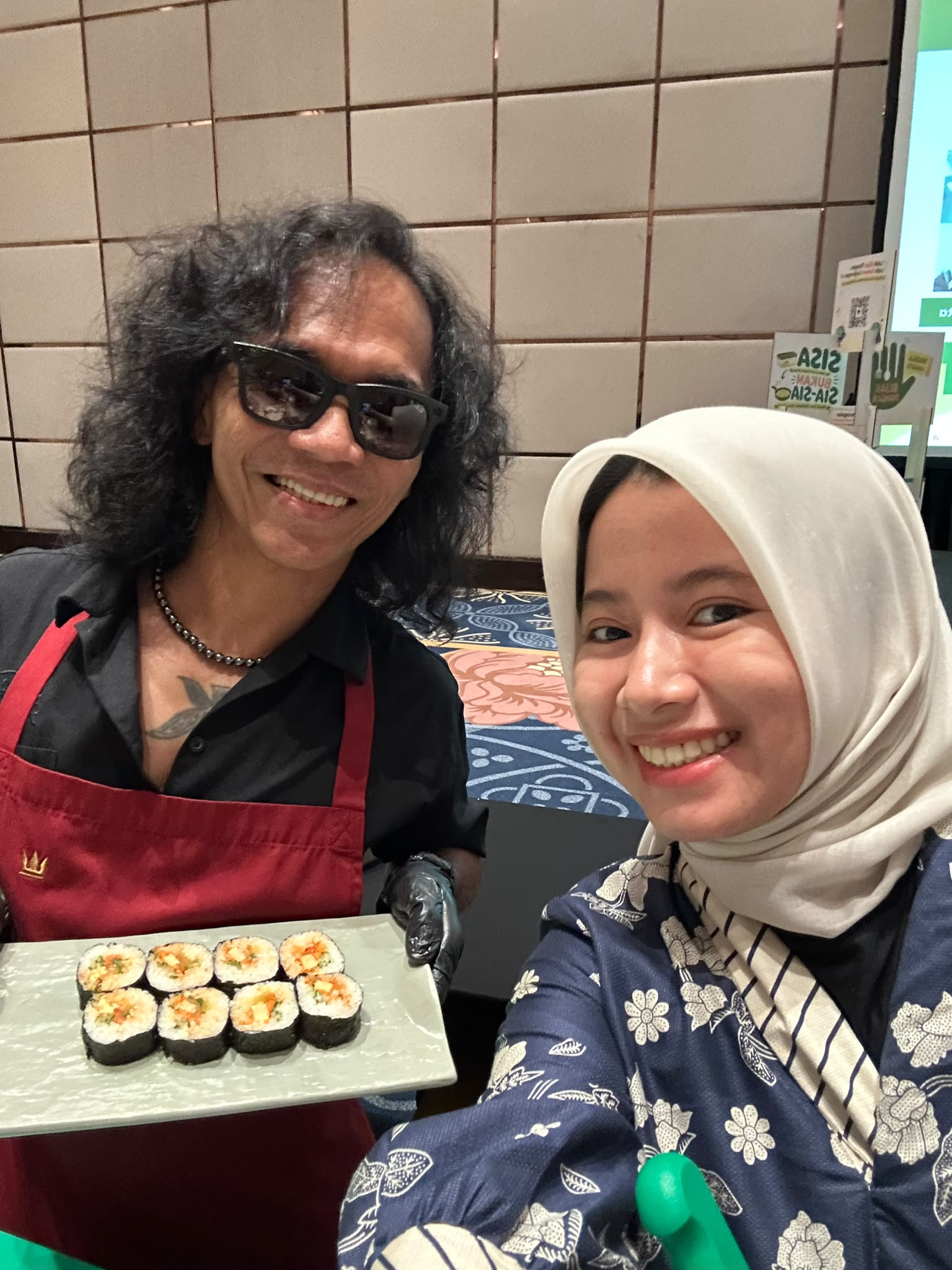 Fikria Maharani, Sustainability Consultant at Senang Eco, learning how to turn overlooked food ingredients into something valuable alongside Kaka Slank at the Warga Jakarta Bijak Pangan launch.