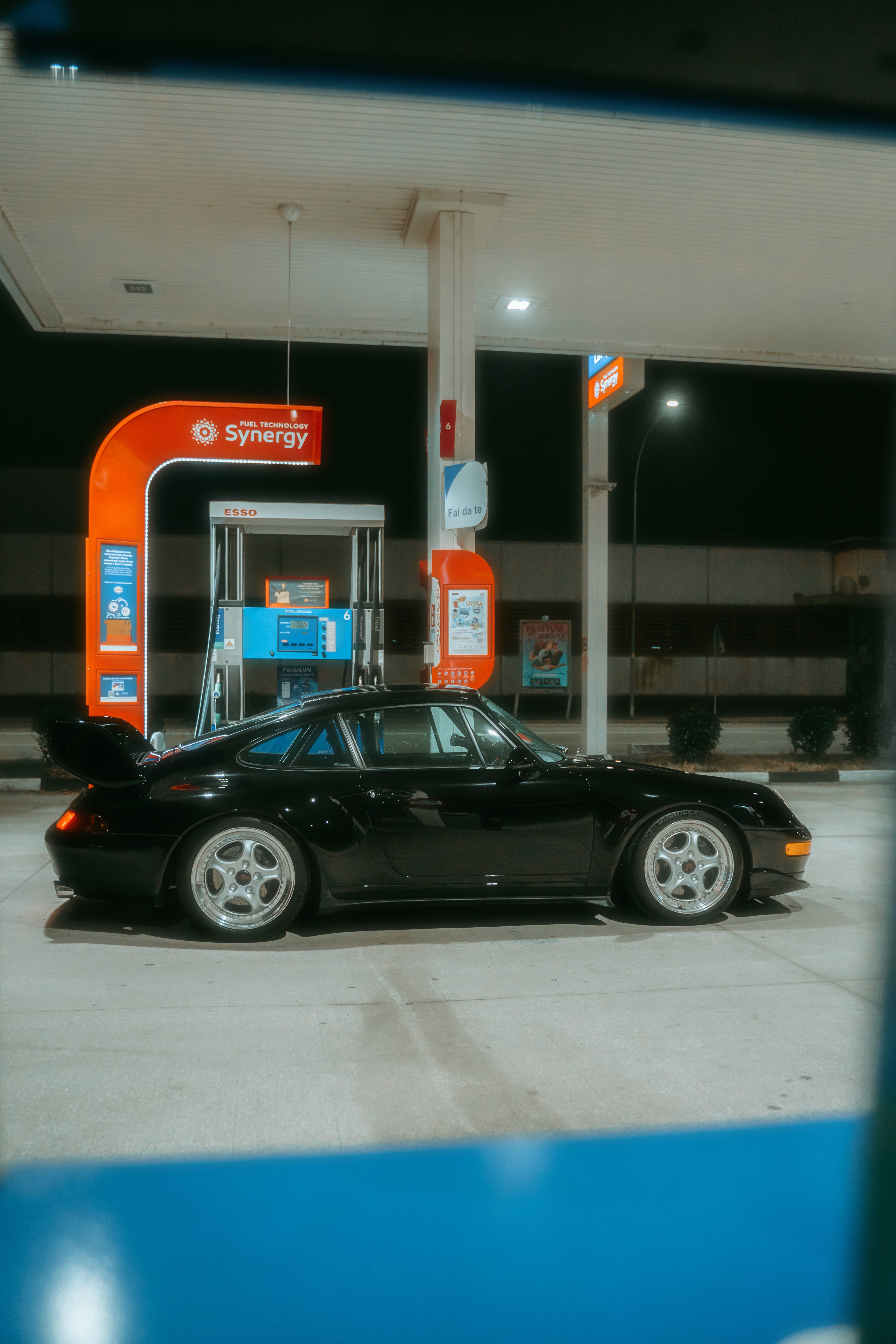 porsche 993 gt2 nera al distributore