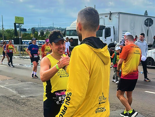 treinador nestor da pro elite orientando um aluno