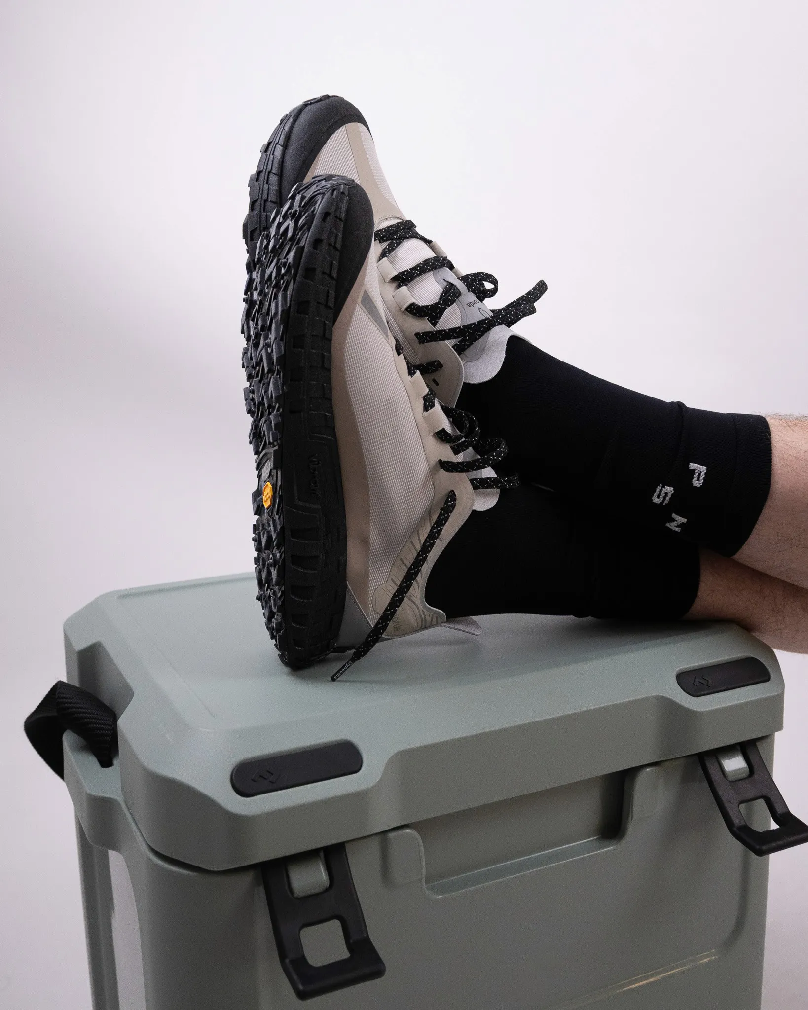 Stylisme produit et packshot de mode e-commerce pour équipement de camping et chaussures d'extérieur.