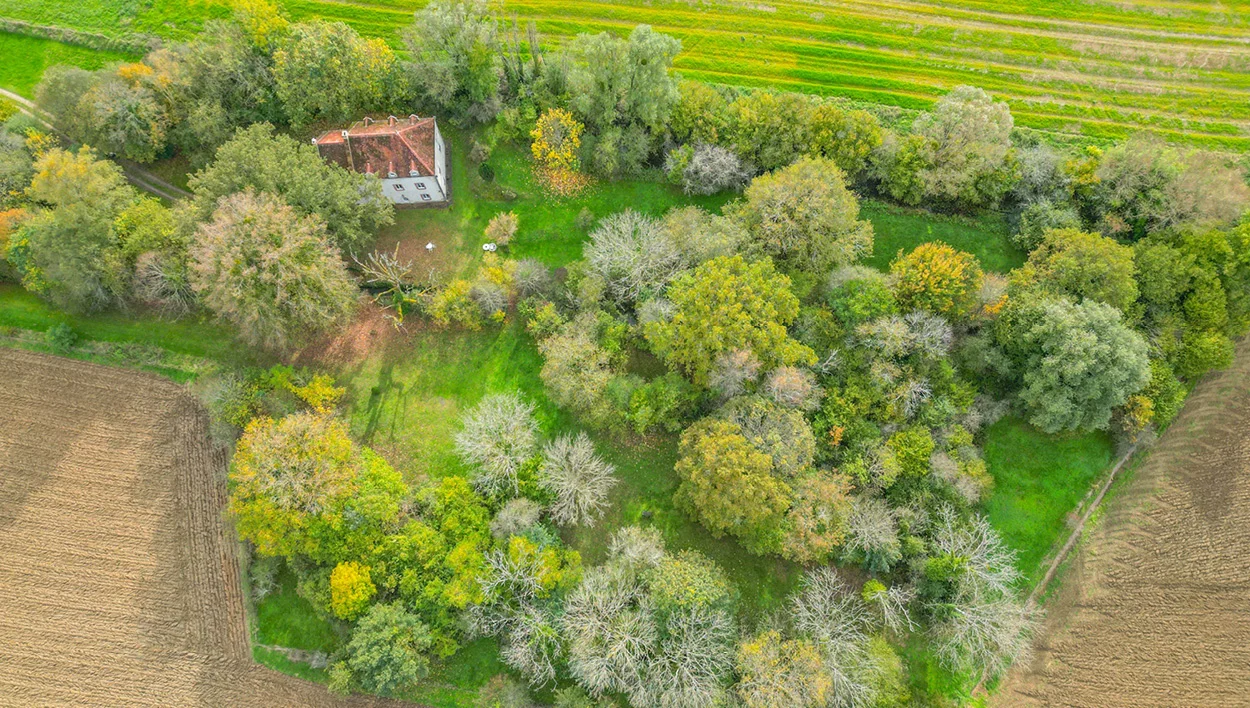 Vue aérienne du domaine et du gîte La Tuilerie du Cinéaste en Bourgogne