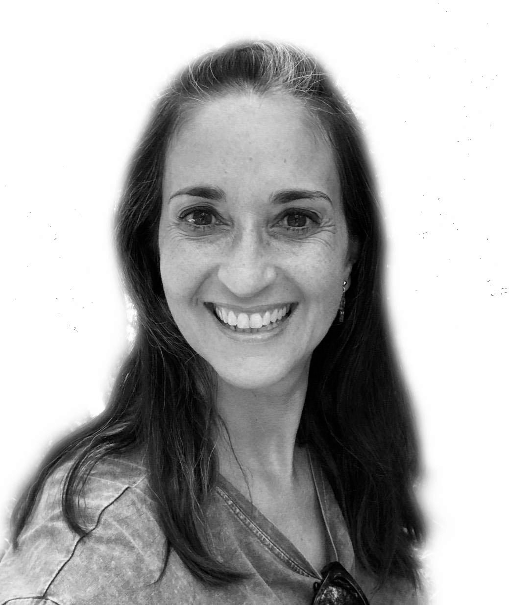 Retrato en blanco y negro de mujer sonriendo con el pelo negro liso