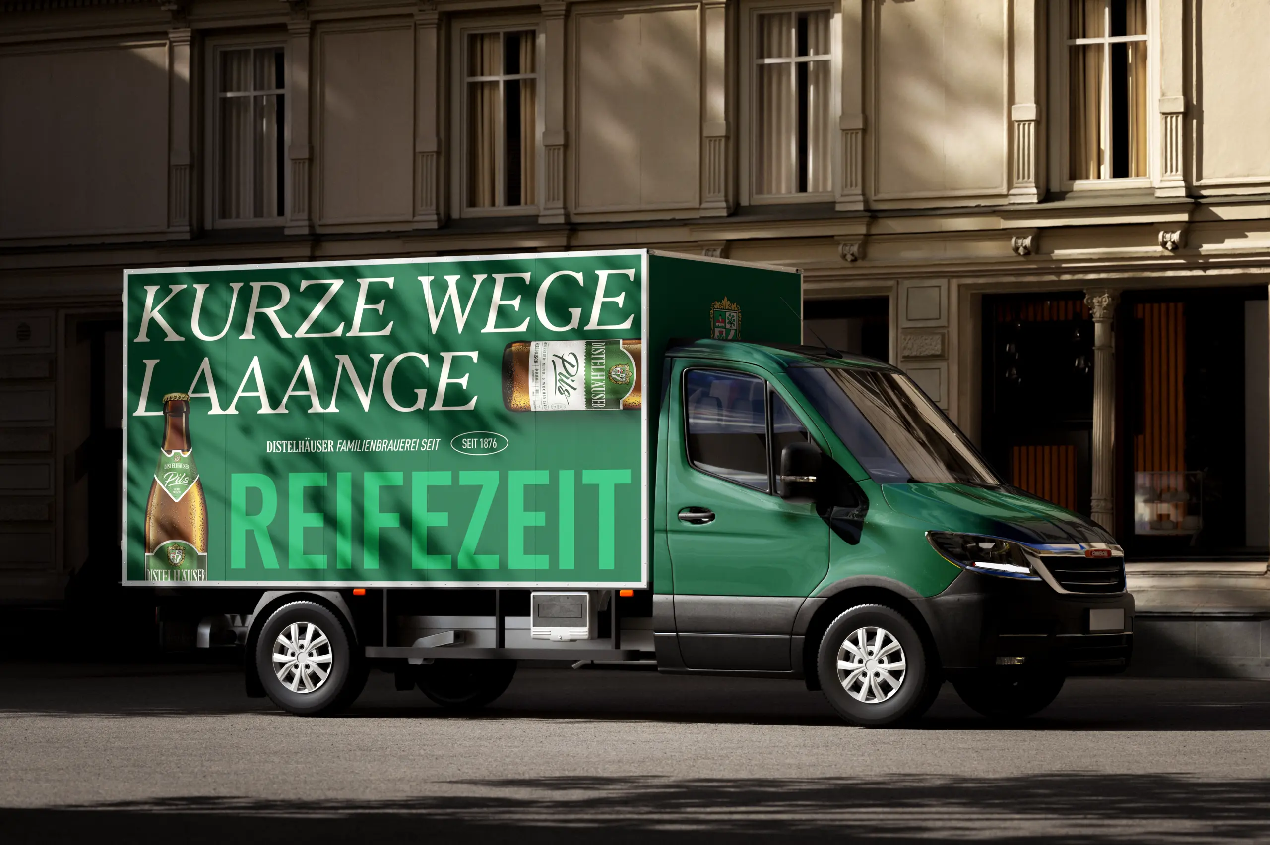 Grüner Lieferwagen der Distelhäuser Brauerei mit großflächiger Pils-Werbung