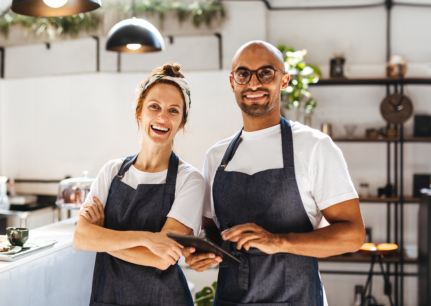 Team di lavoratori stagionali al lavoro in un agriturismo durante l’estate, esempio tipico di attività stagionale 2025