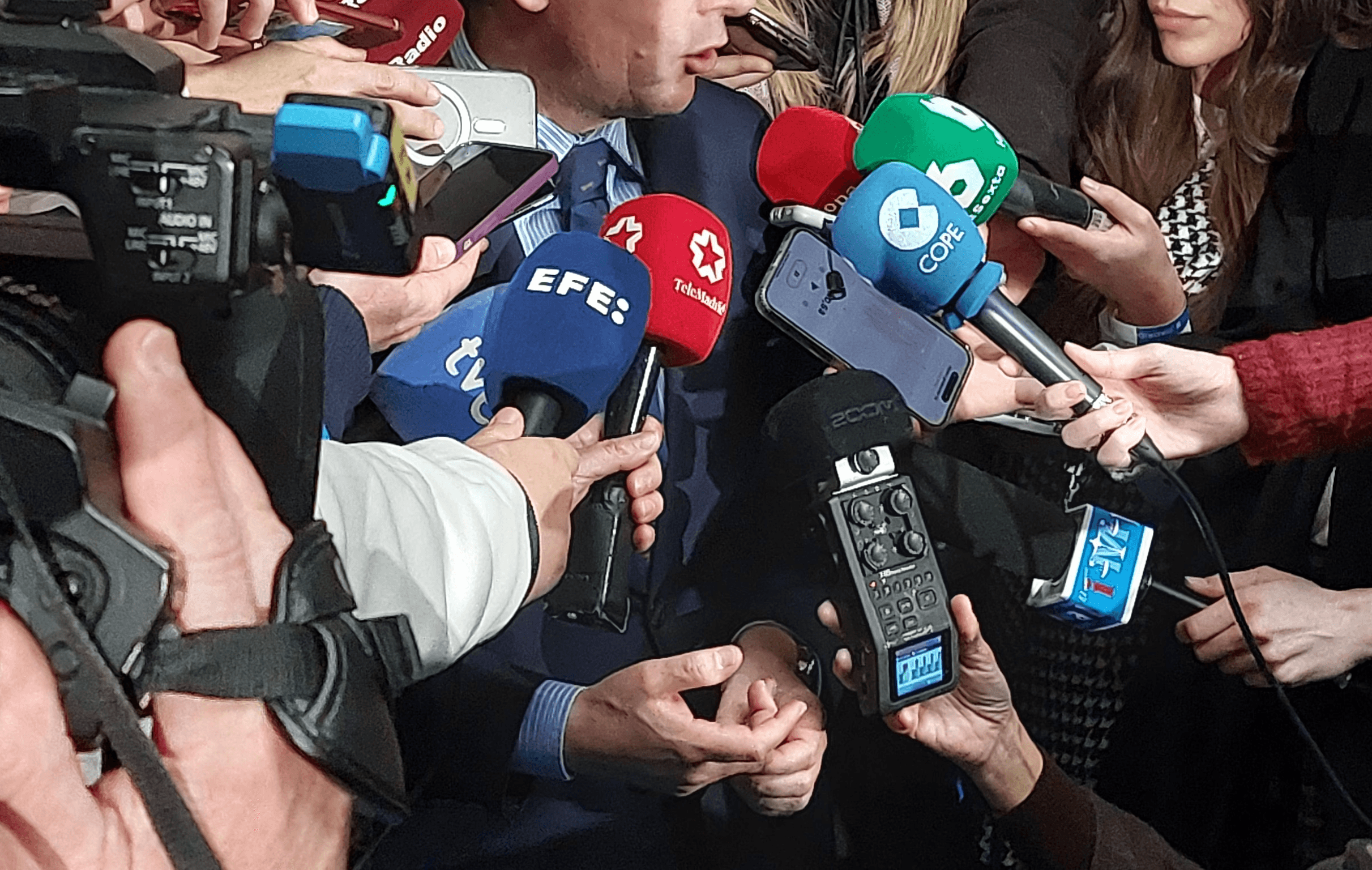 Micrófonos apuntando a una persona