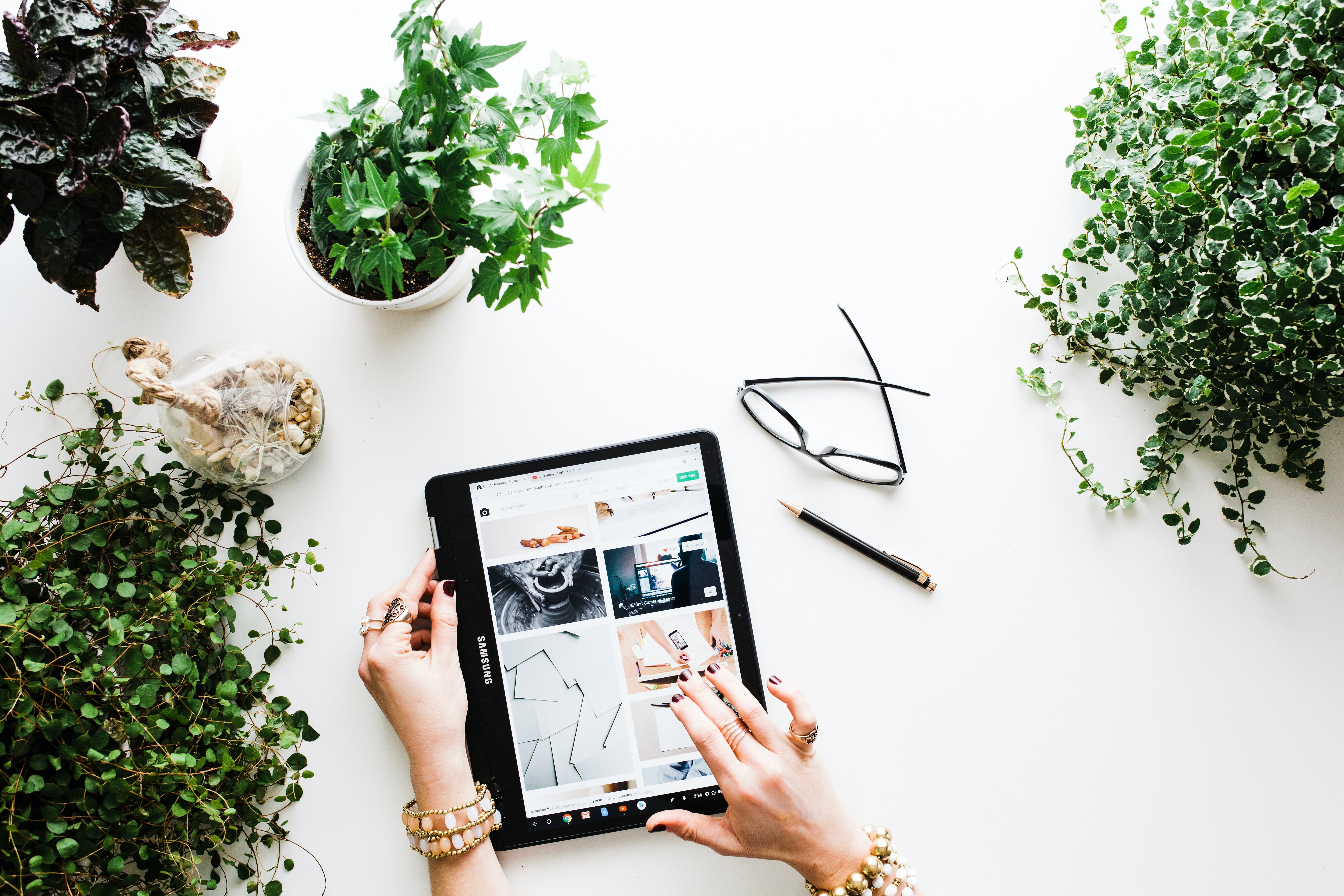 Flat fee broker reviewing automated listing dashboard