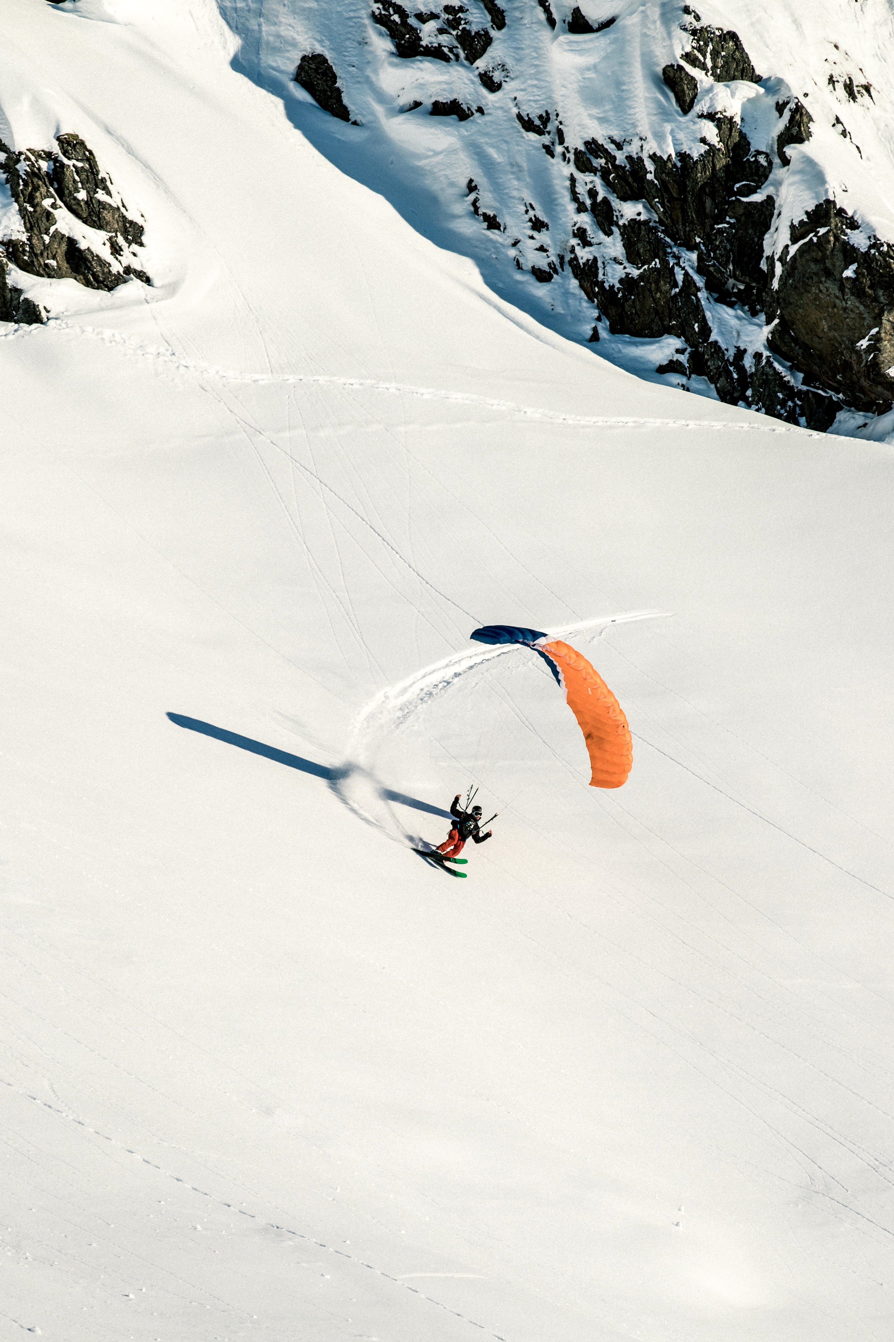 Tobi Deckert, sports model, speedriding a powder line