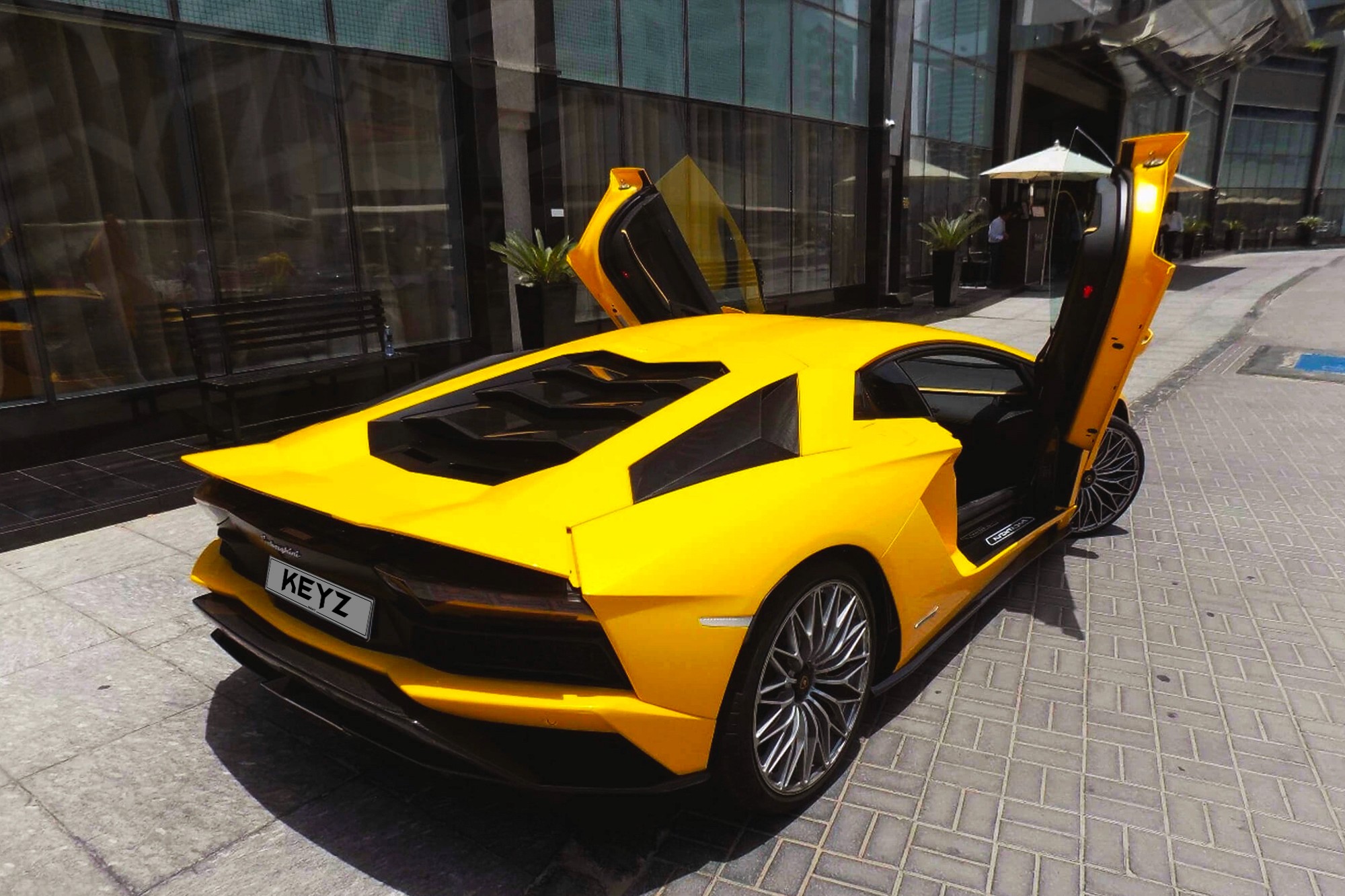 Vue extérieure arrière Lamborghini Aventador S Jaune – Location Supercar à Dubaï | Keyz Rent