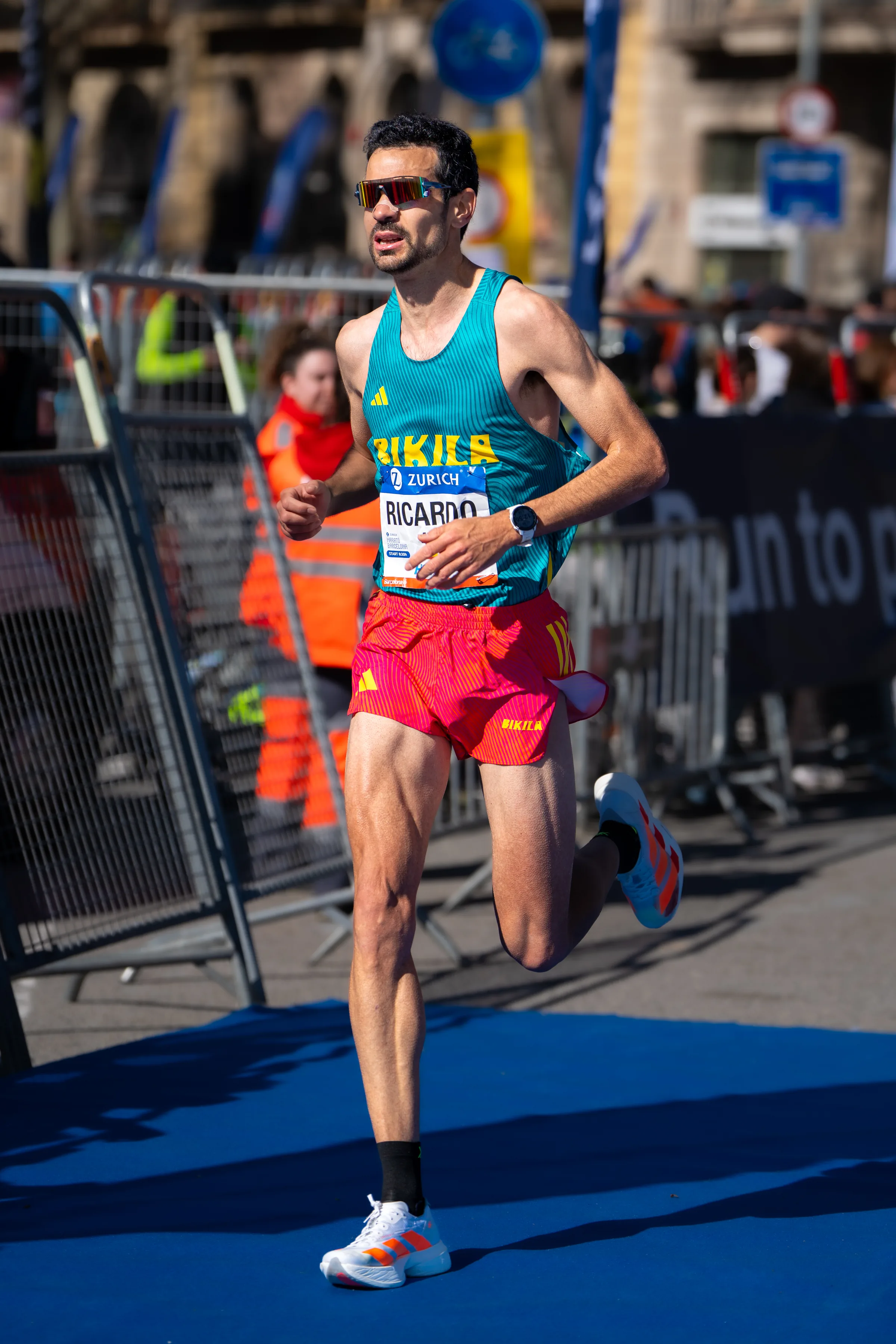 Ricardo Rosado Corredor en plena carrera durante el Maratón de Barcelona 2026, fotografía de Nolan Pardo