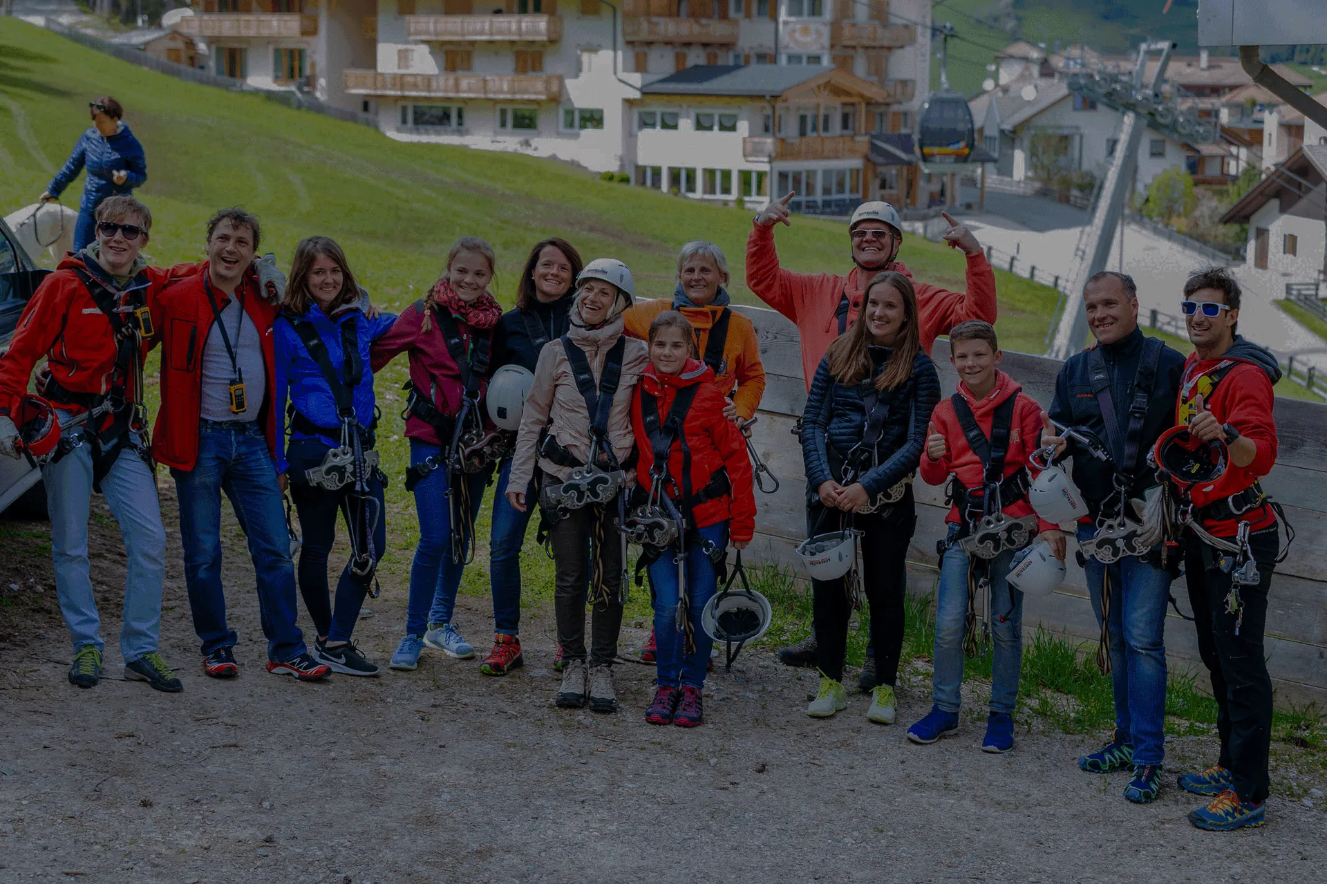 Gruppo di partecipanti felici a fine avventura zipline