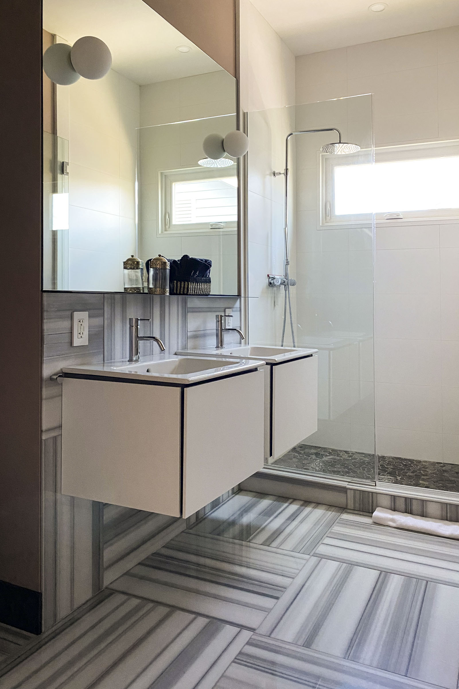 Hej Hej Hudson Guesthouse west king en suite bathroom